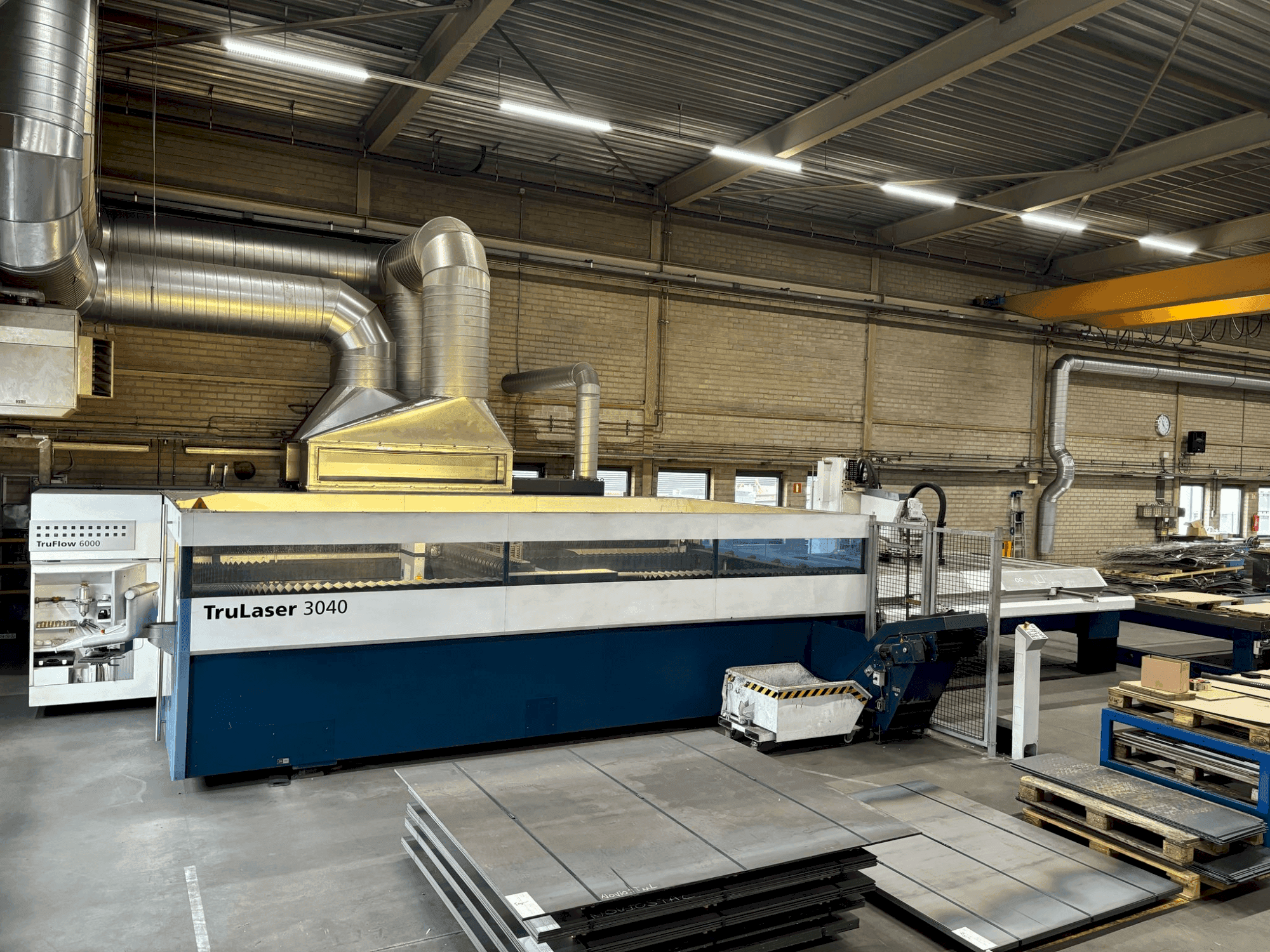 A TRUMPF TruLaser 3040 + LiftMaster gép elölnézete