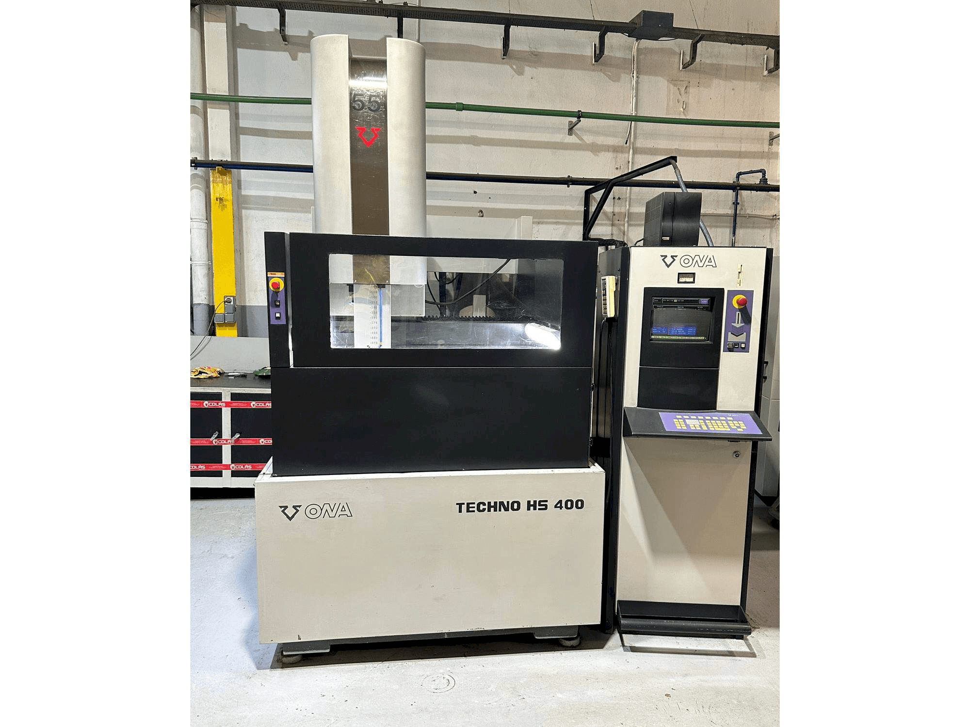 A ONA HS 400 gép elölnézete