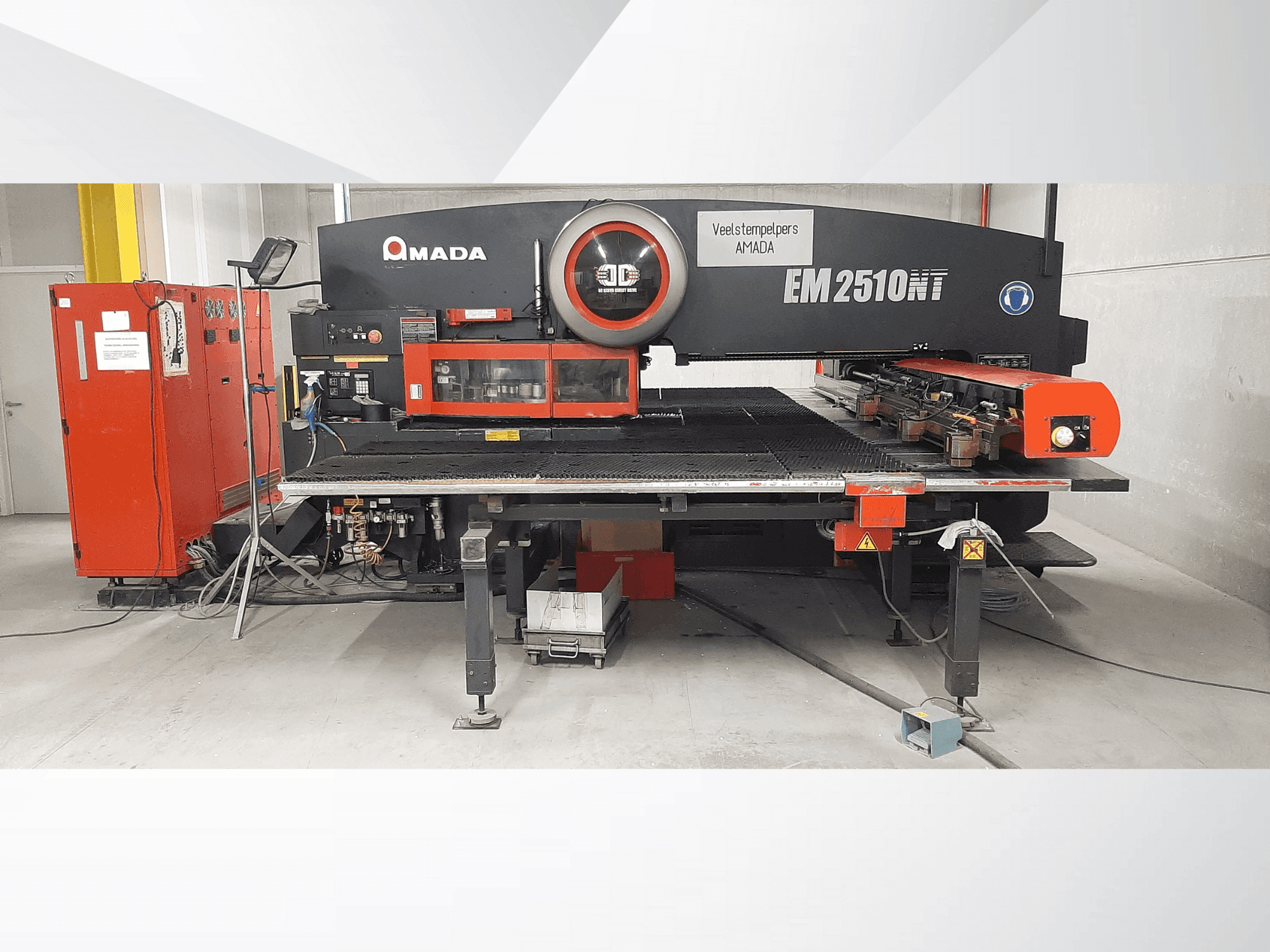 A AMADA EM2510NT gép elölnézete