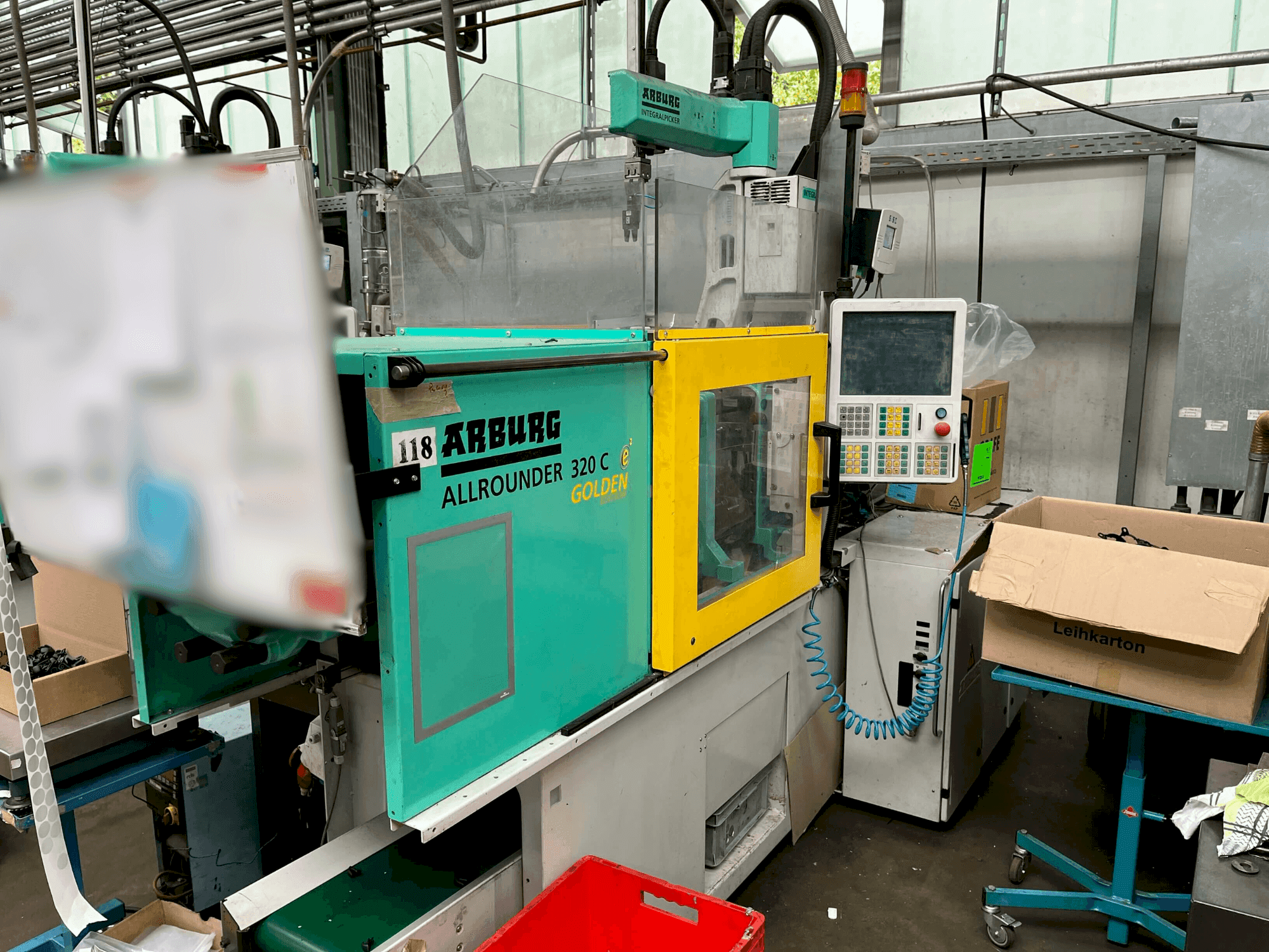 A Arburg Allrounder 320-50 C gép elölnézete