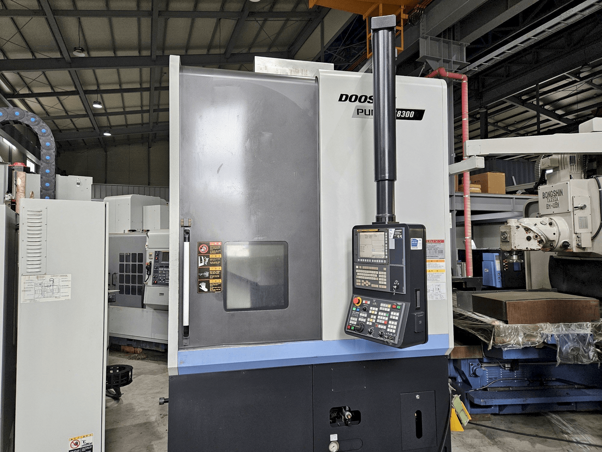 A DOOSAN PUMA V8300 gép elölnézete