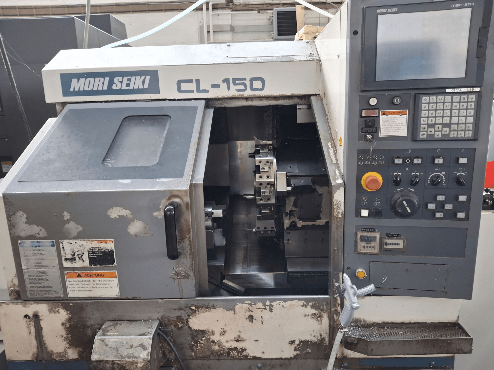 MORI SEIKI CL-150 vízszintes esztergagép, elölnézet. Vezérlőpanel, vágószerszámok és működési kijelzők.