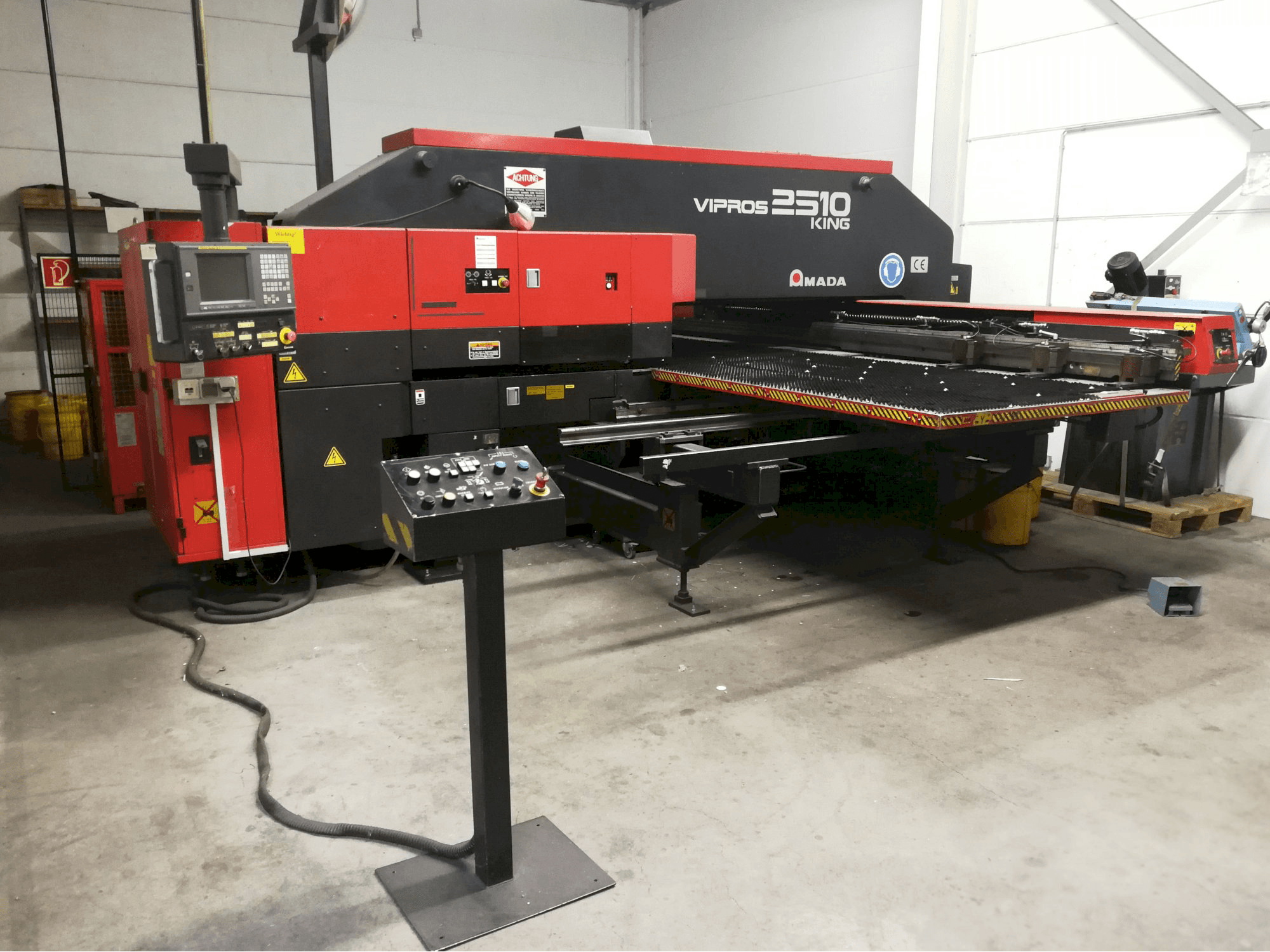 A AMADA Vipros 2510 King gép elölnézete
