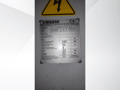 Biesse NC megmunkálóközpont műszaki adatlapja, a feszültség, a súly és a teljesítmény adatainak feltüntetésével, oldalnézetben.