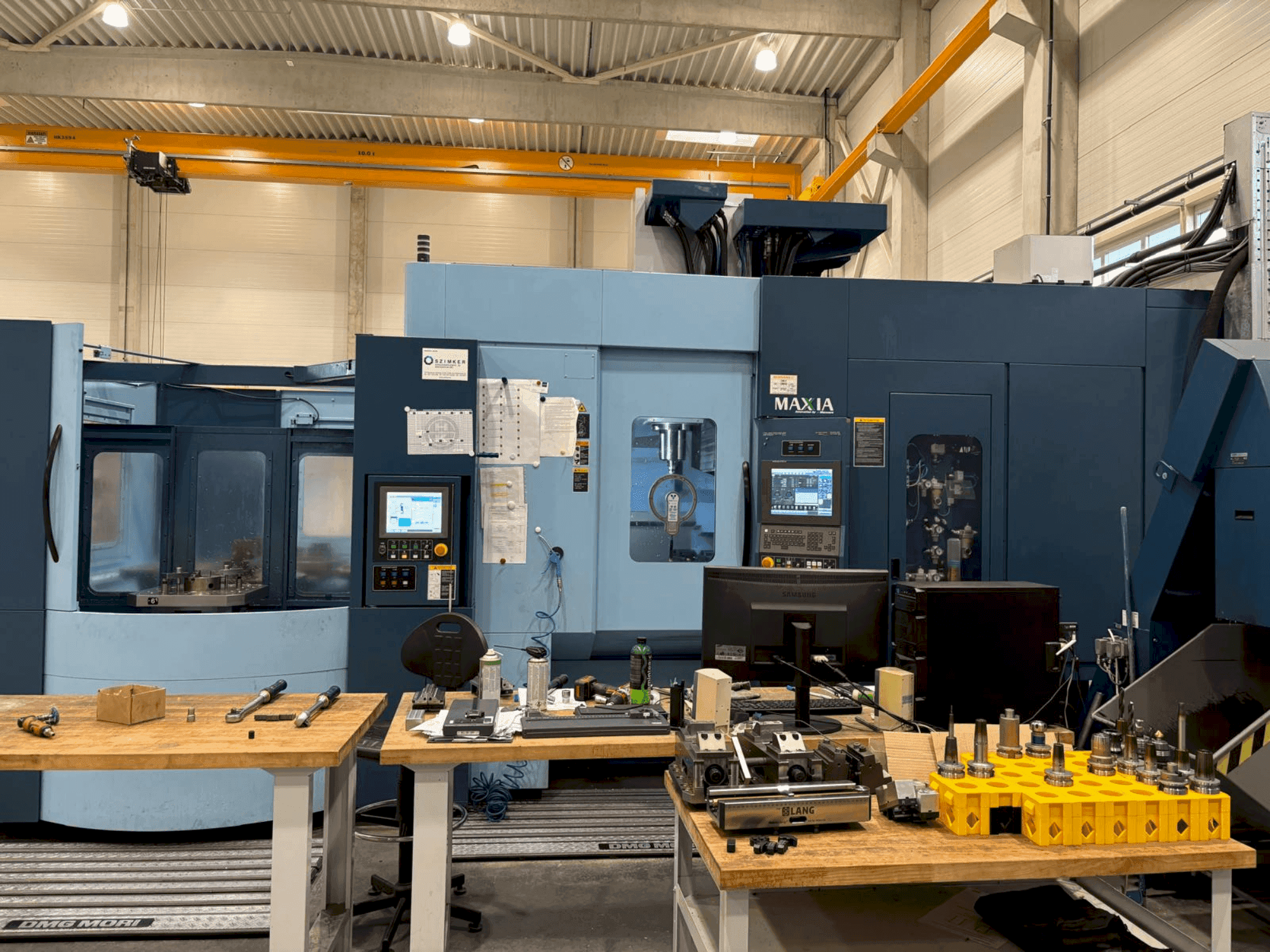 A Matsuura MAM72-70V gép elölnézete