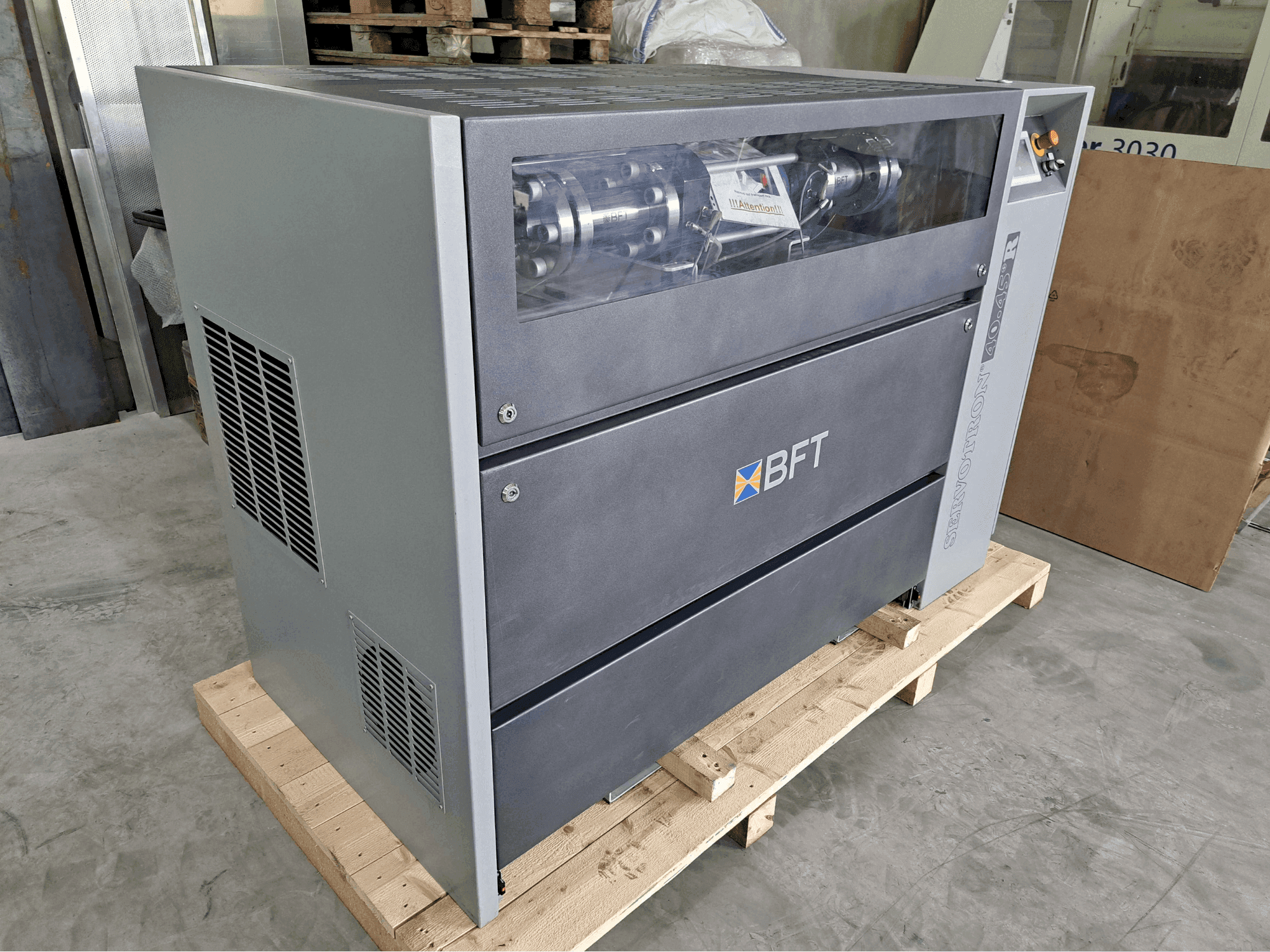 A BFT Servotron 40.45+ gép elölnézete