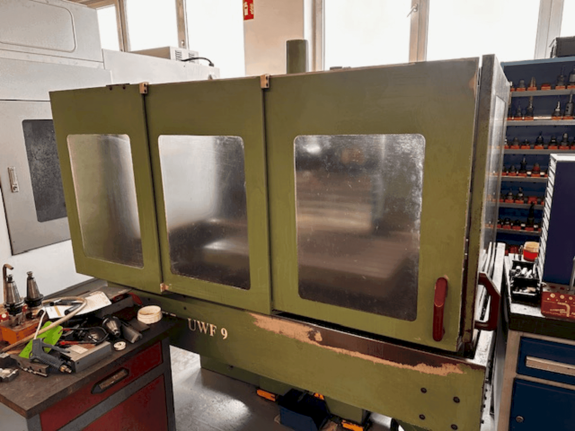 A HERMLE UWF 900 gép elölnézete