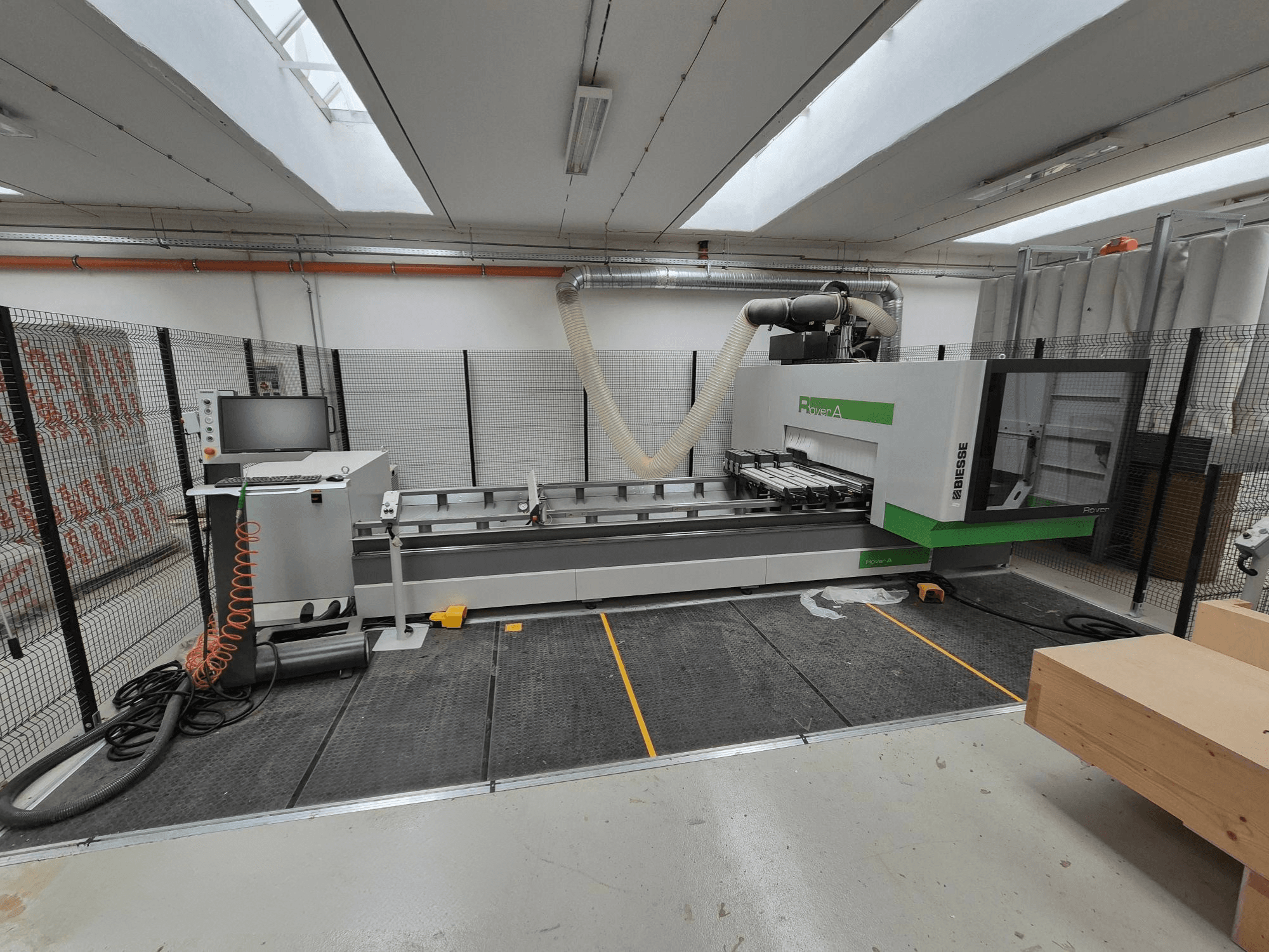 Biesse Rover CNC-gép egy műhelyben, elölnézetből. Vezérlőpanel, vákuumrendszer és munkafelület.