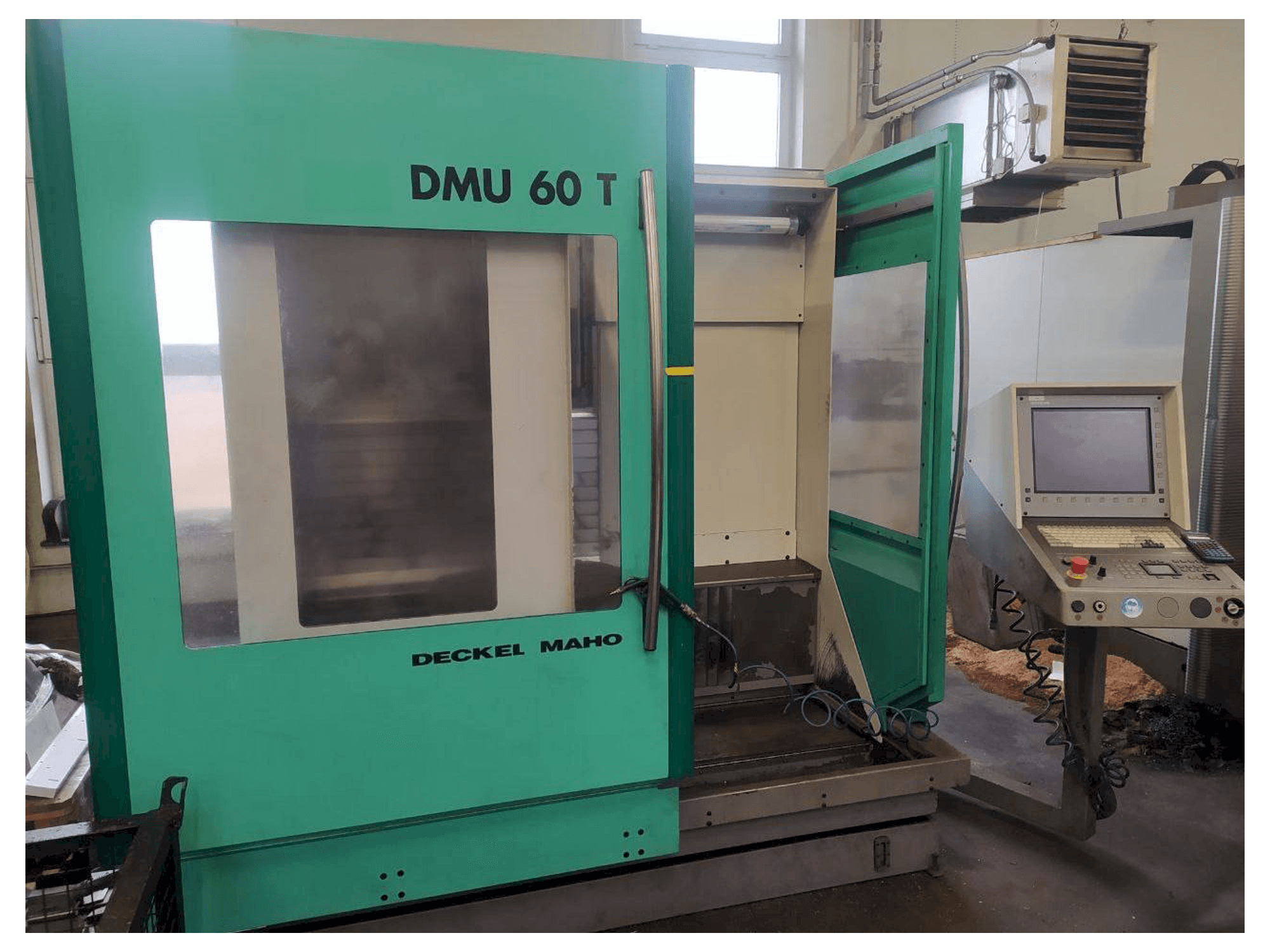 A DECKEL MAHO DMU 60 T gép elölnézete