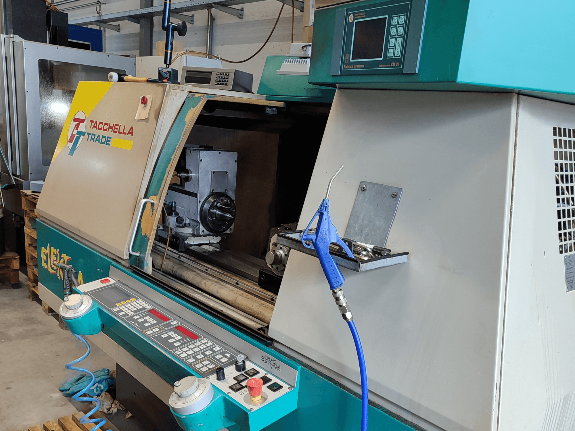 Hengeres köszörűgép Tacchella Elektra 513 MPC, elölnézetben a vezérlőpanel és a kezelőterület.