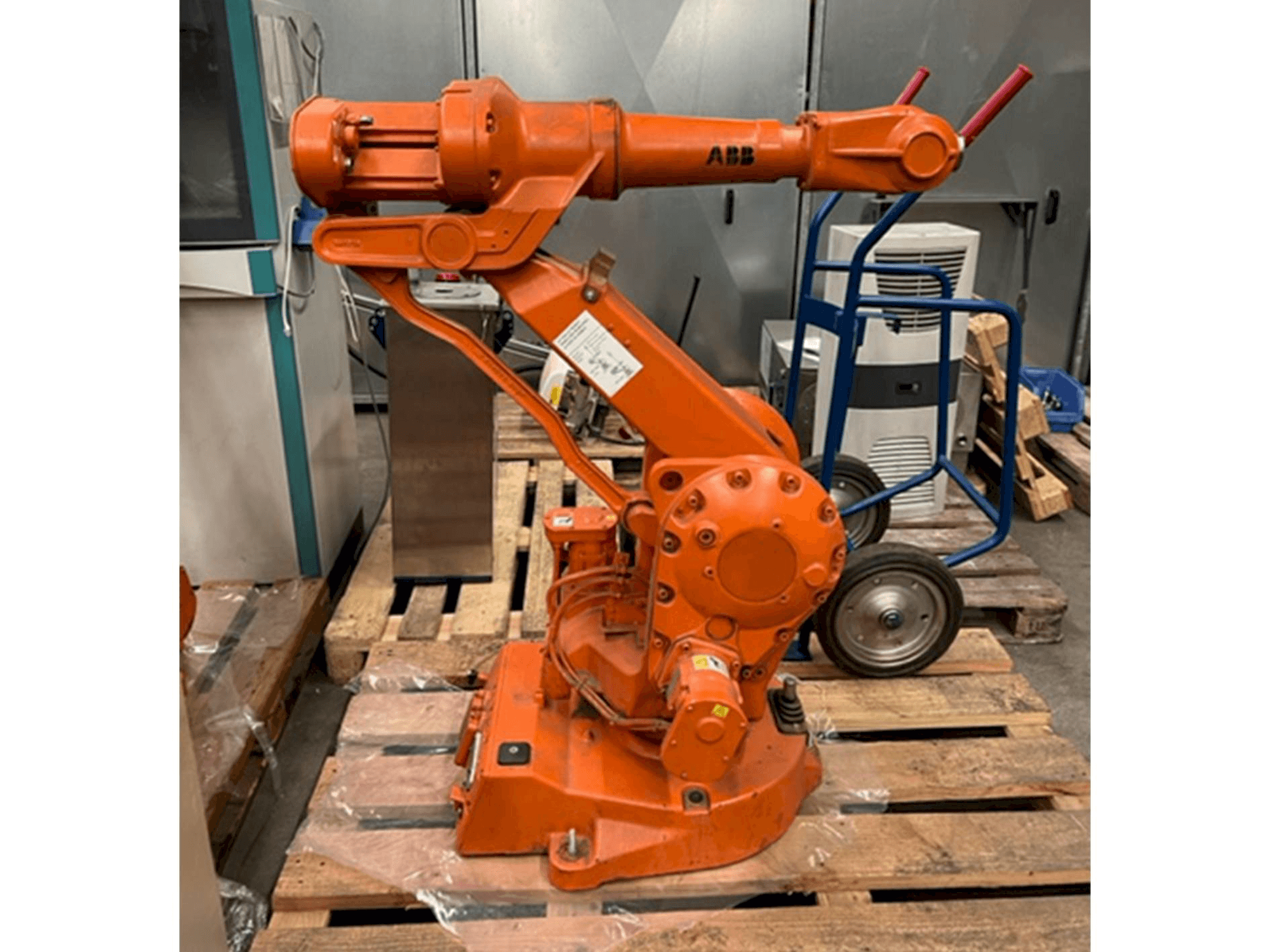 A ABB IRB 2400/16 M2000 gép elölnézete