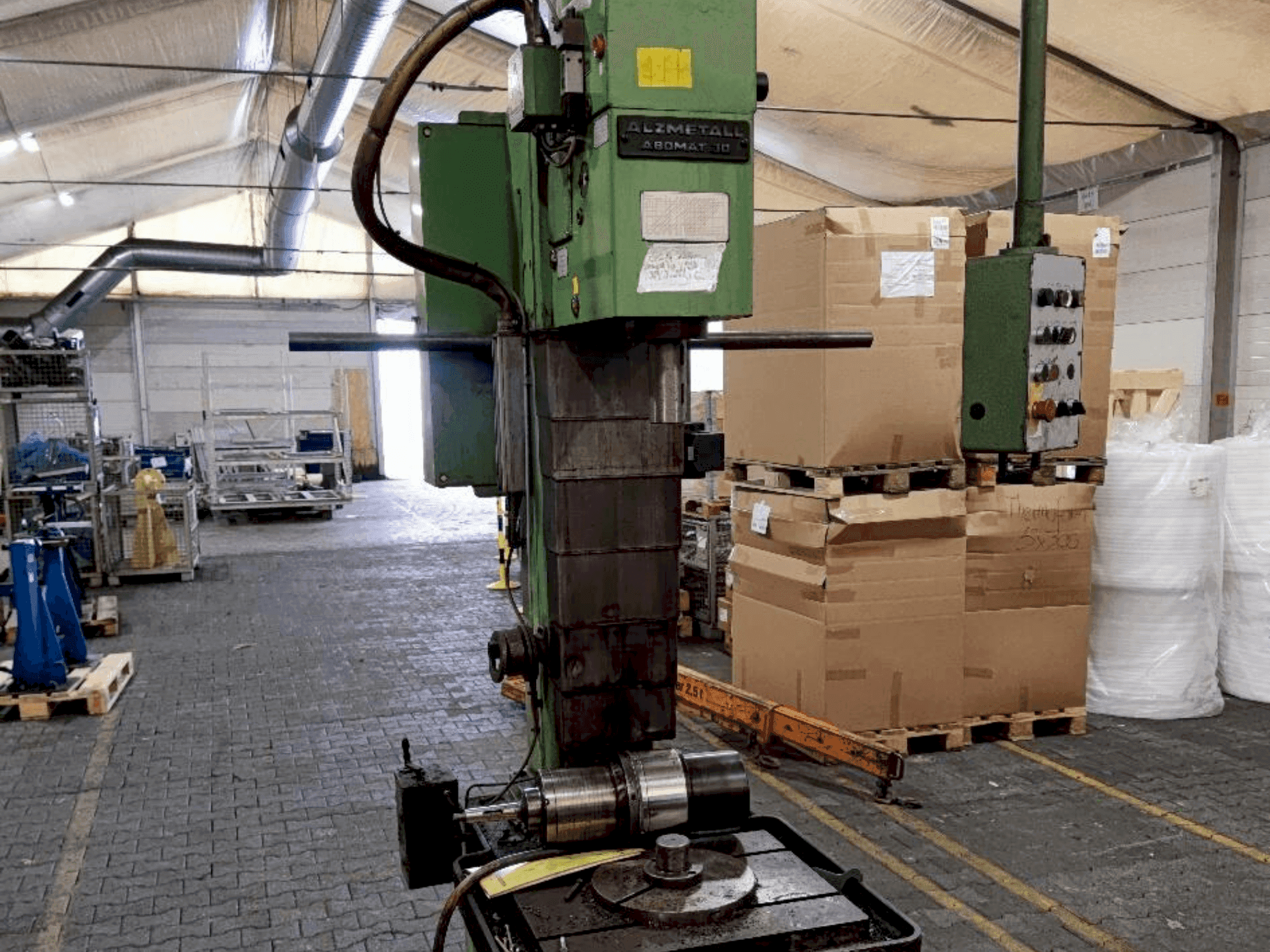 A Alzmetall Abomat 30 gép elölnézete