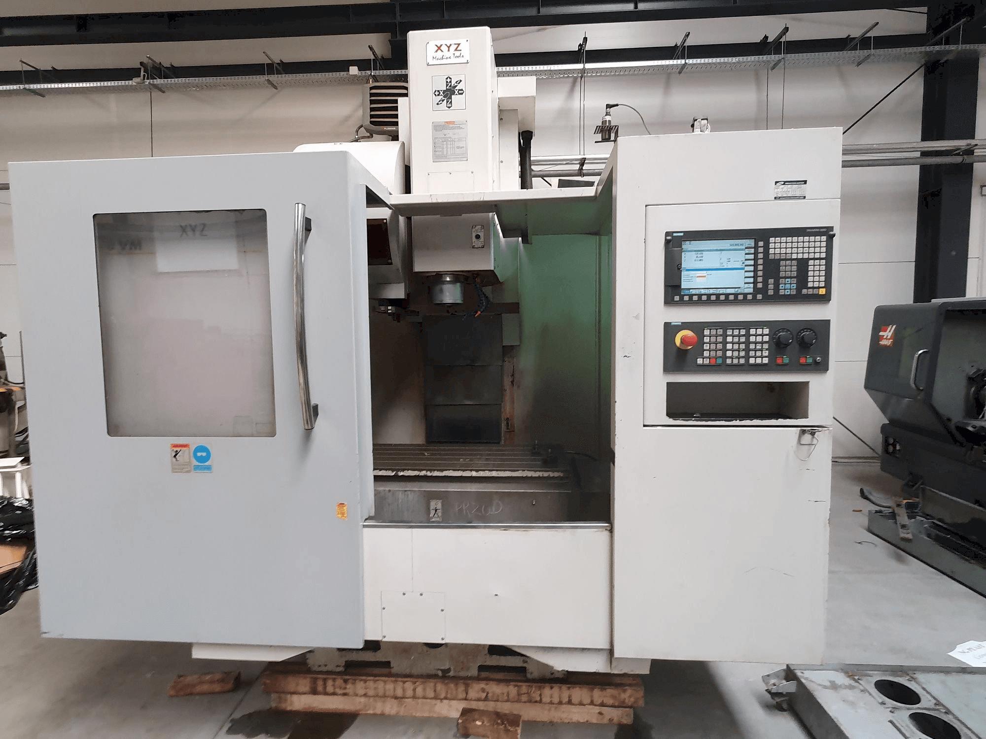 A XYZ 1020 VMC gép elölnézete