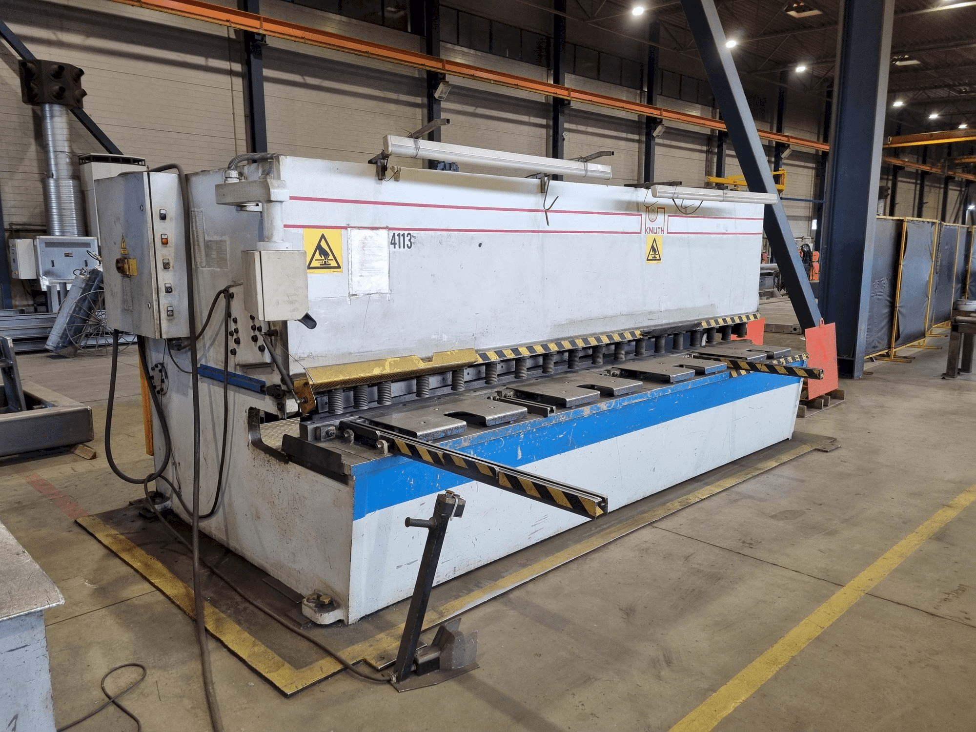 A KNUTH KHT 4113 gép oldalnézete