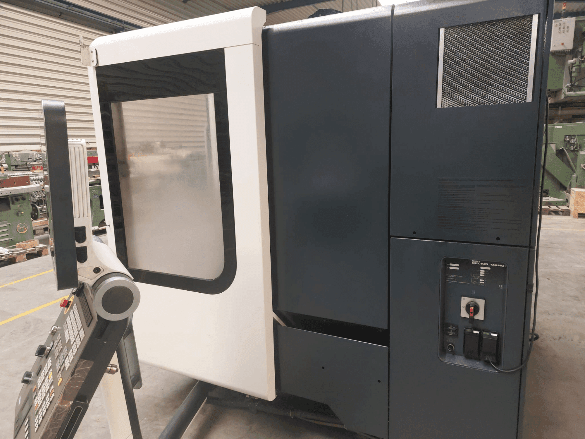 A DMG DECKEL MAHO DMU 50 gép elölnézete
