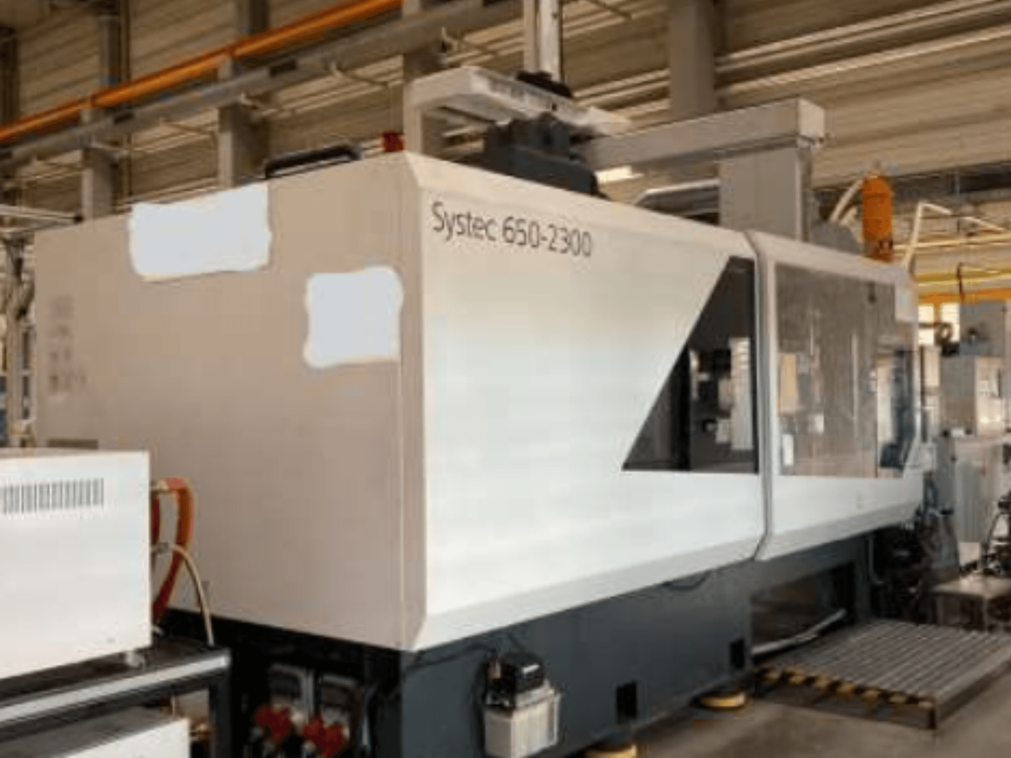 Systec 660-2300 gép, elölnézet, nagyméretű karosszéria, vezérlőpanel és biztonsági rakodófelület, ipari felhasználásra alkalmas.