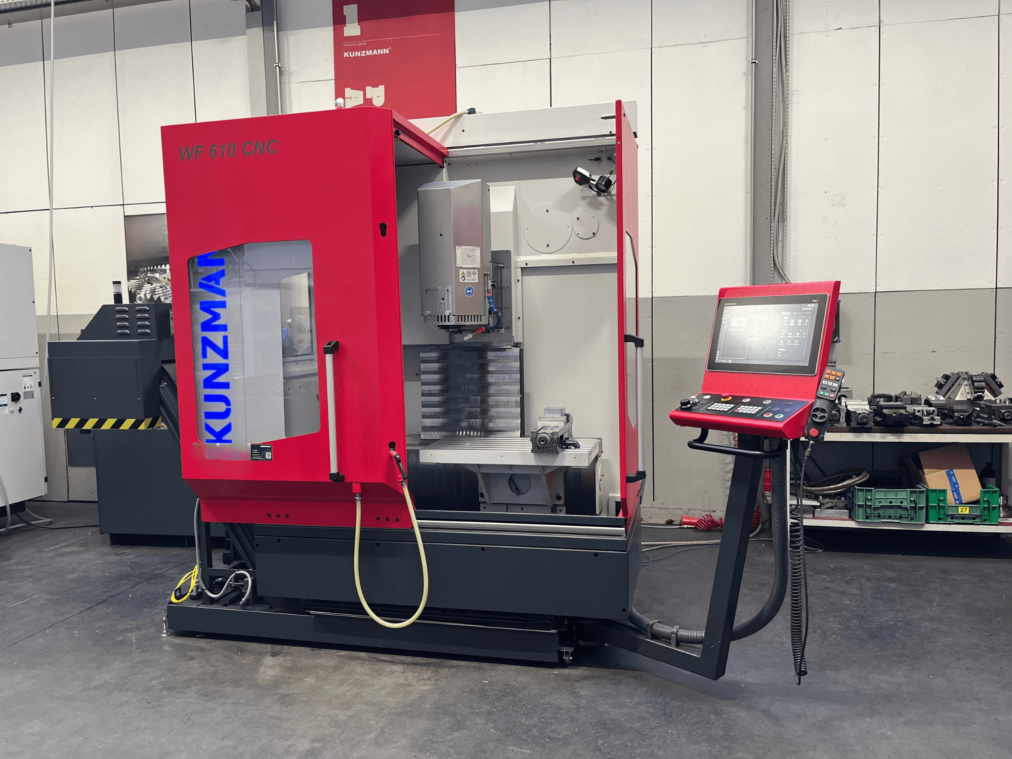KUNZMANN WF 610 CNC függőleges megmunkálóközpont egy műhelyben, a vezérlőpanellel és a látható géprészekkel.