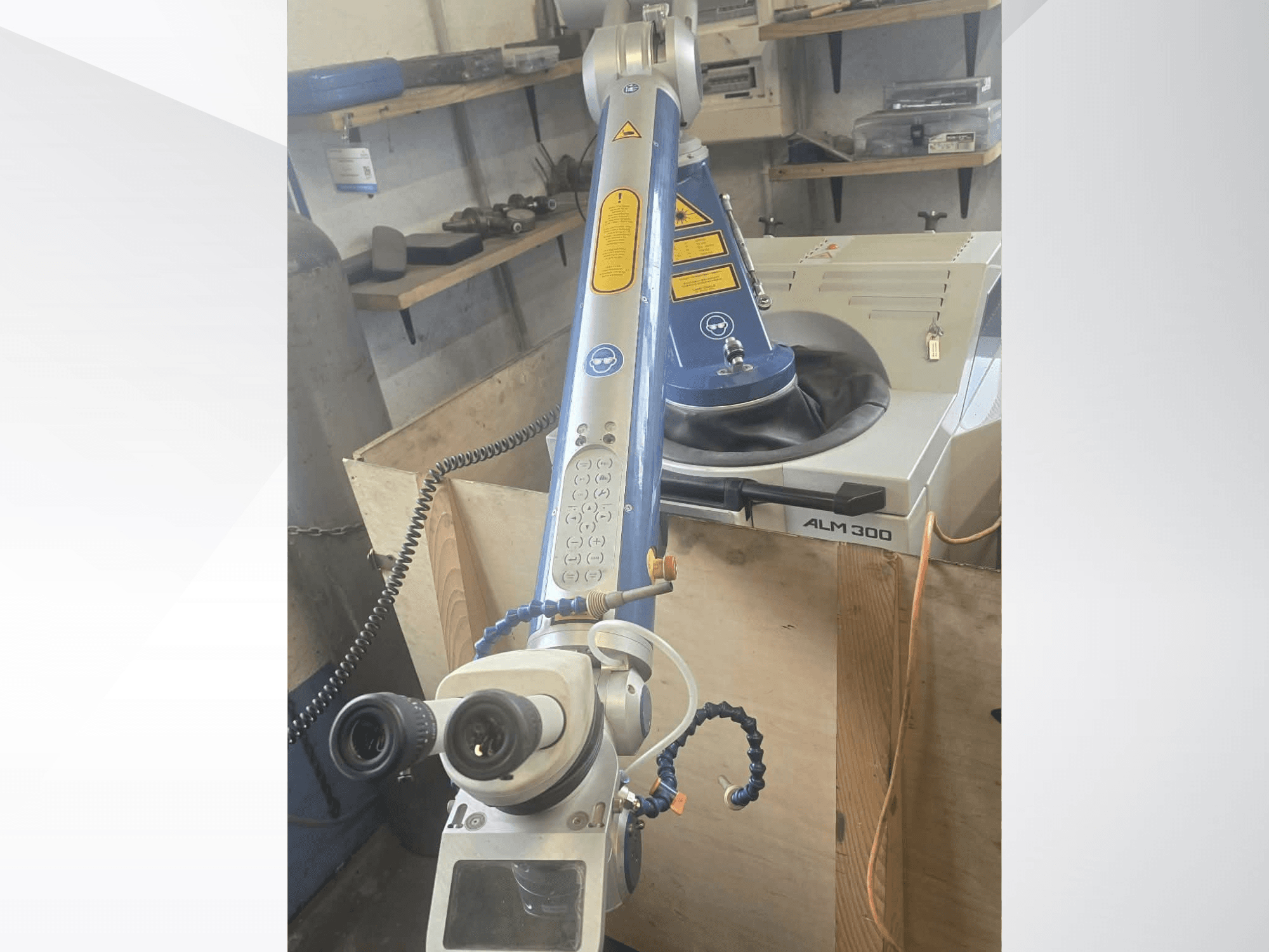 Az ALPHA LASER ALM 300 lézerhegesztő gép elölnézete, amelyen látható a robotkar, az optikai lencsék és a vezérlőpanel.