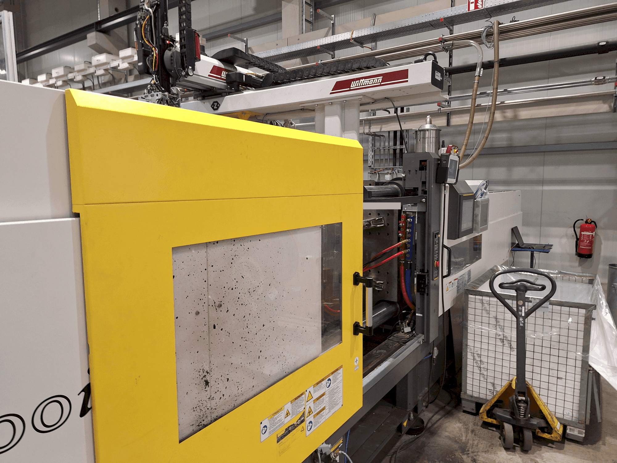 A FANUC Roboshot S300iA gép elölnézete