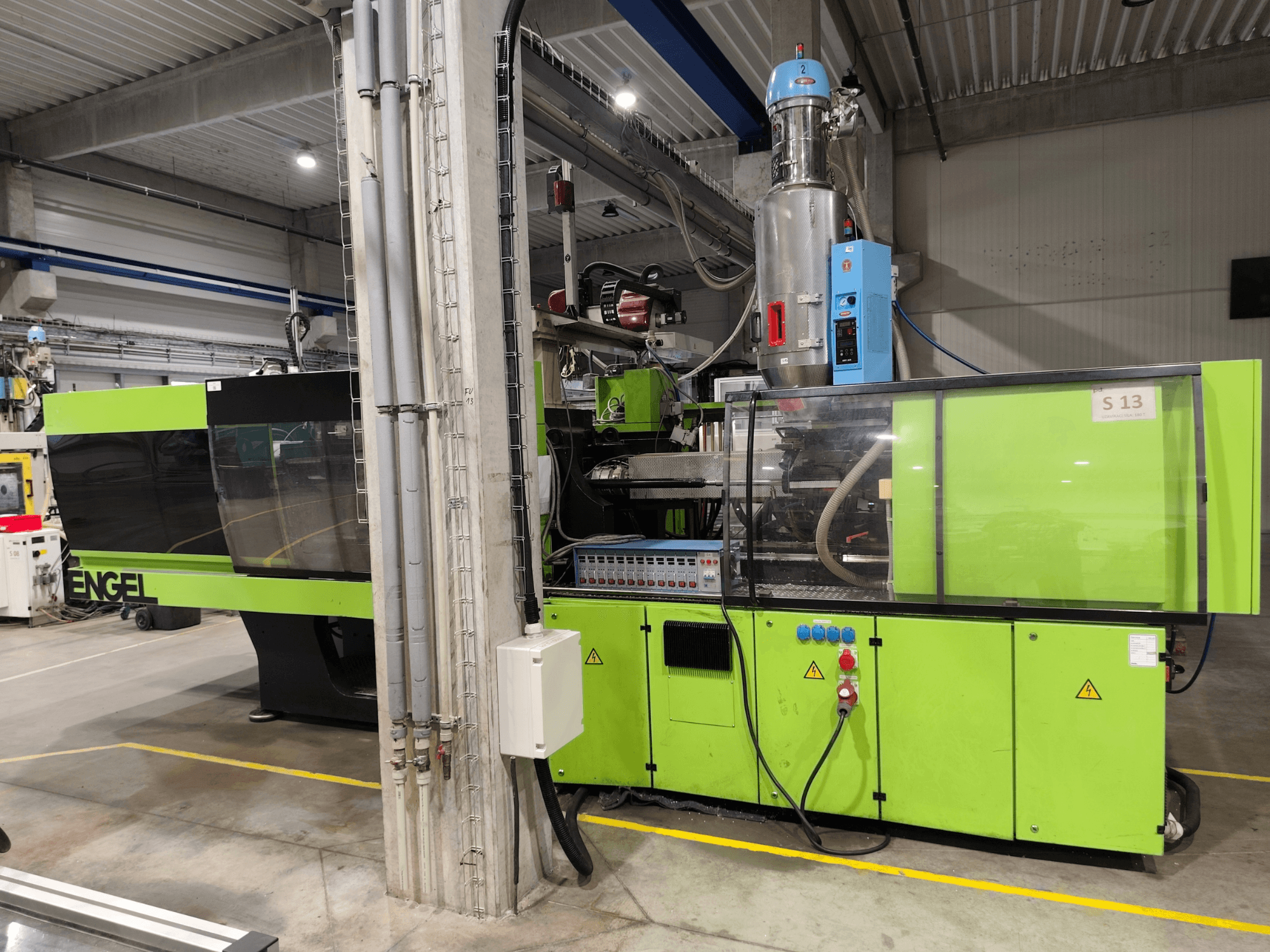 Engel Victory 750/180 hidraulikus fröccsöntőgép, elölnézet, zöld külső borítással és a vezérlőpanel részleteivel.