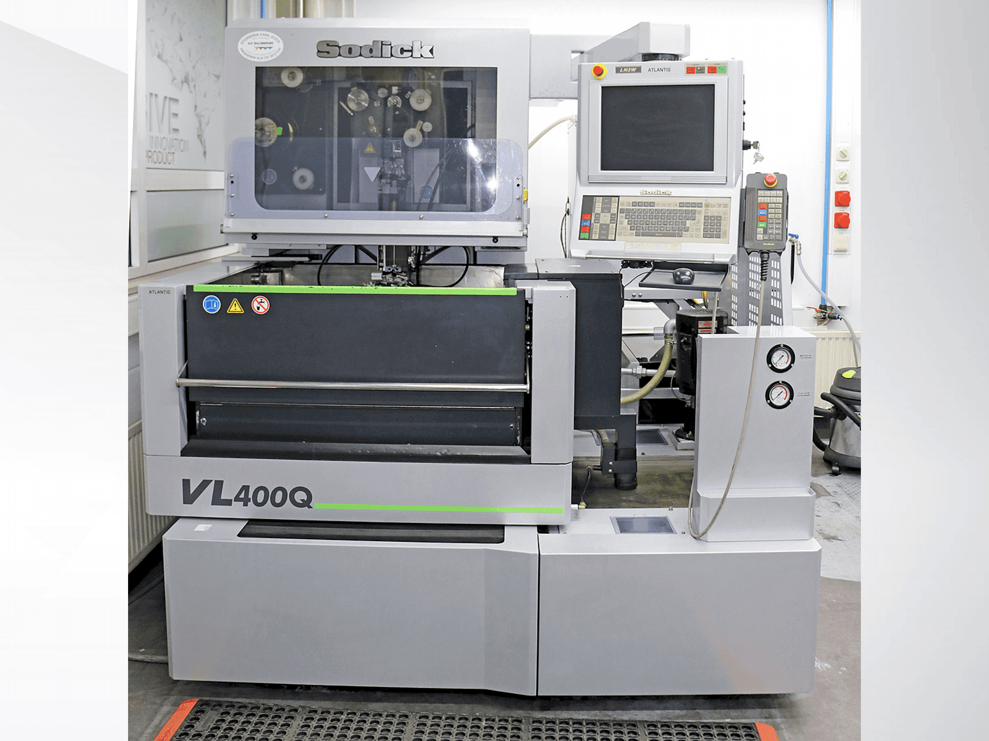 A Sodick VL400Q gép elölnézete