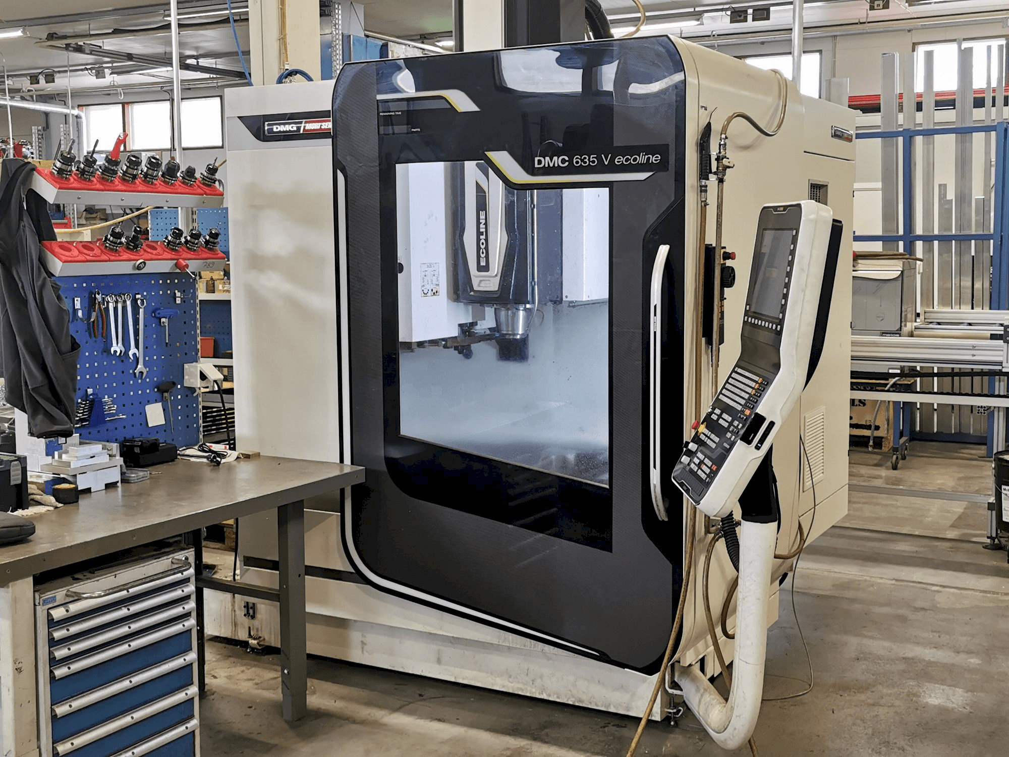 A DMG Mori Seiki DMC 635 V Ecoline gép elölnézete