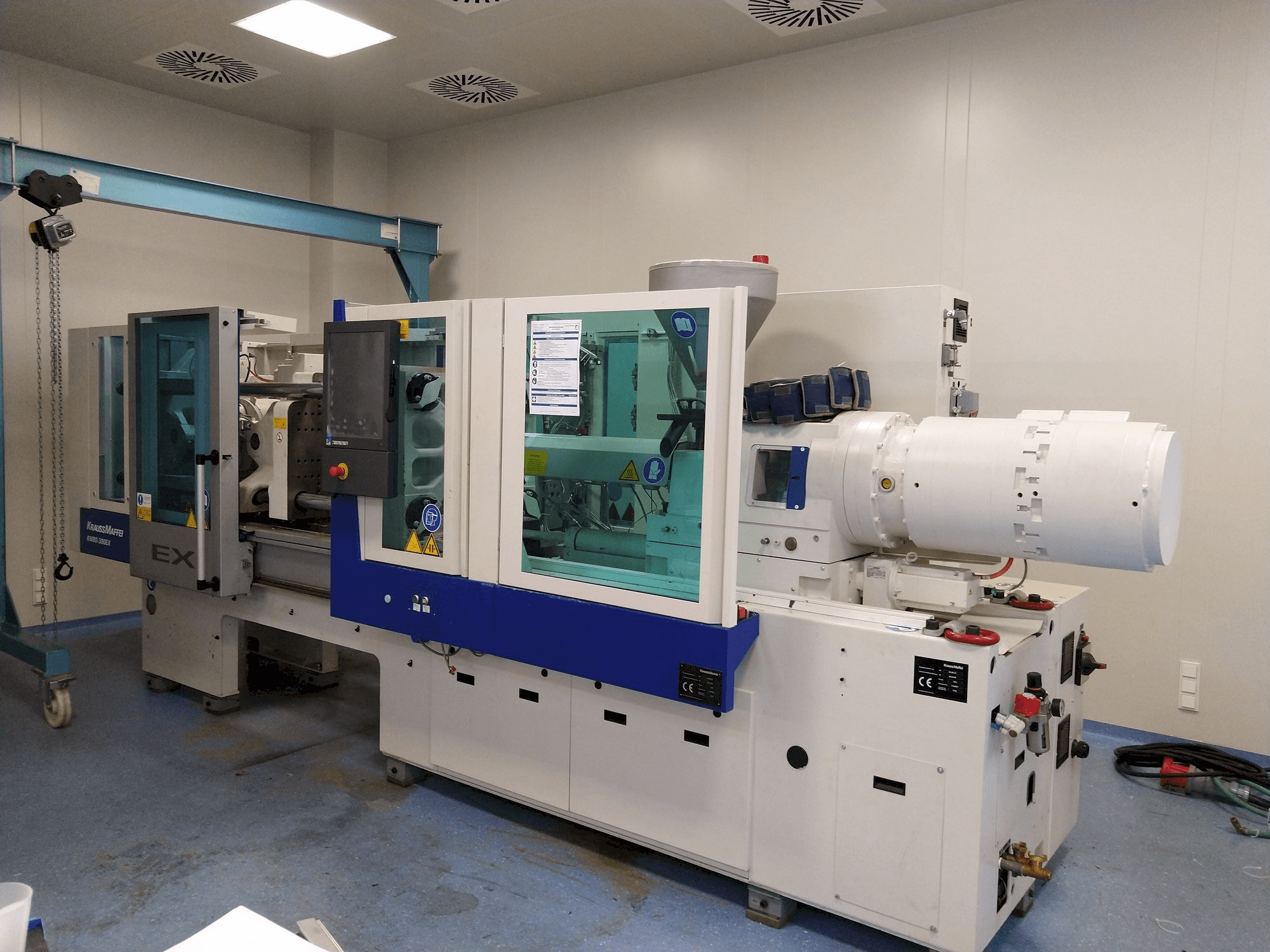 A Krauss Maffei 80-380 EX gép elölnézete