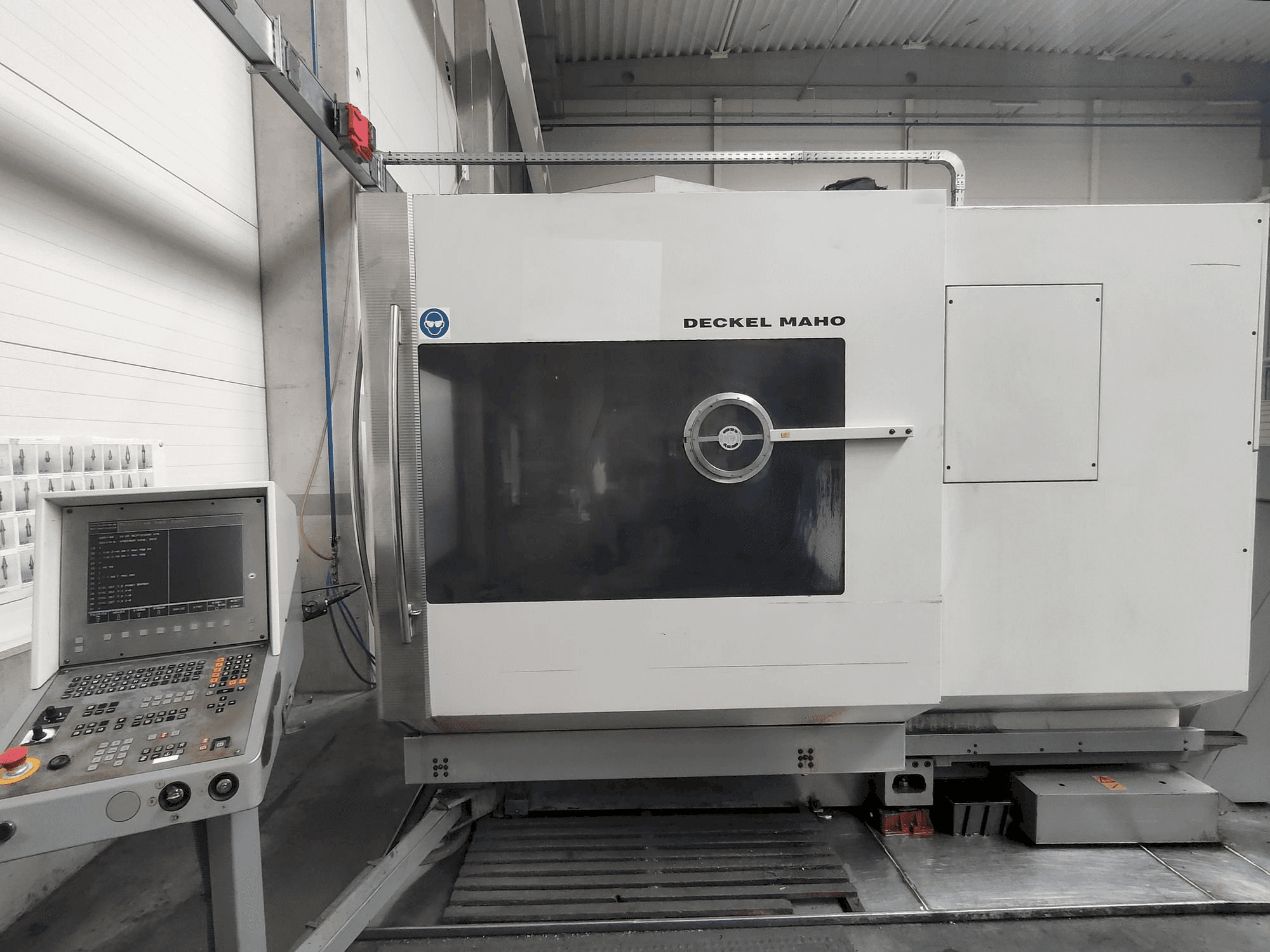 A DECKEL MAHO DMU 60P gép elölnézete