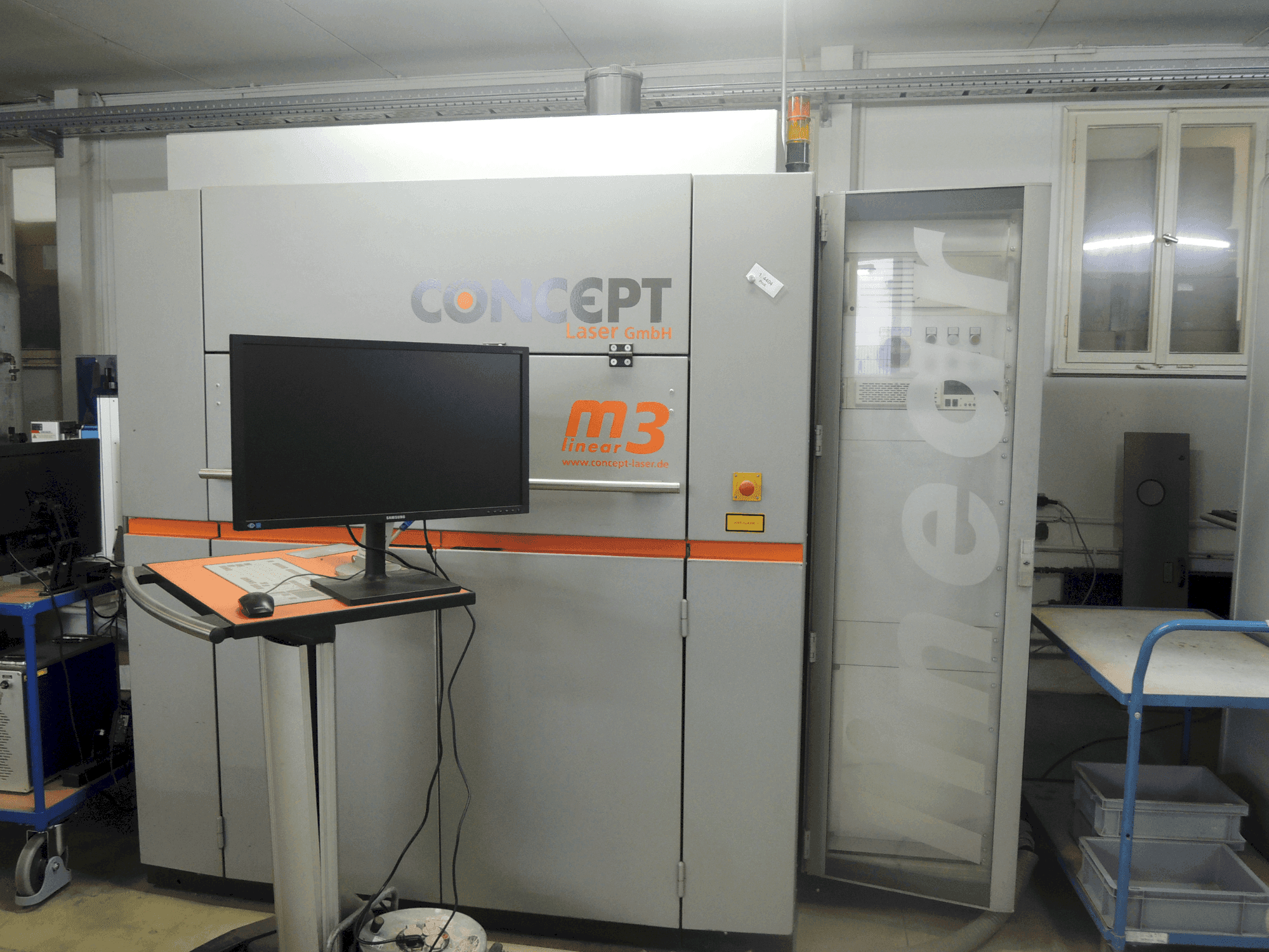 A CONCEPT LASER LASER M3 Linear gép elölnézete