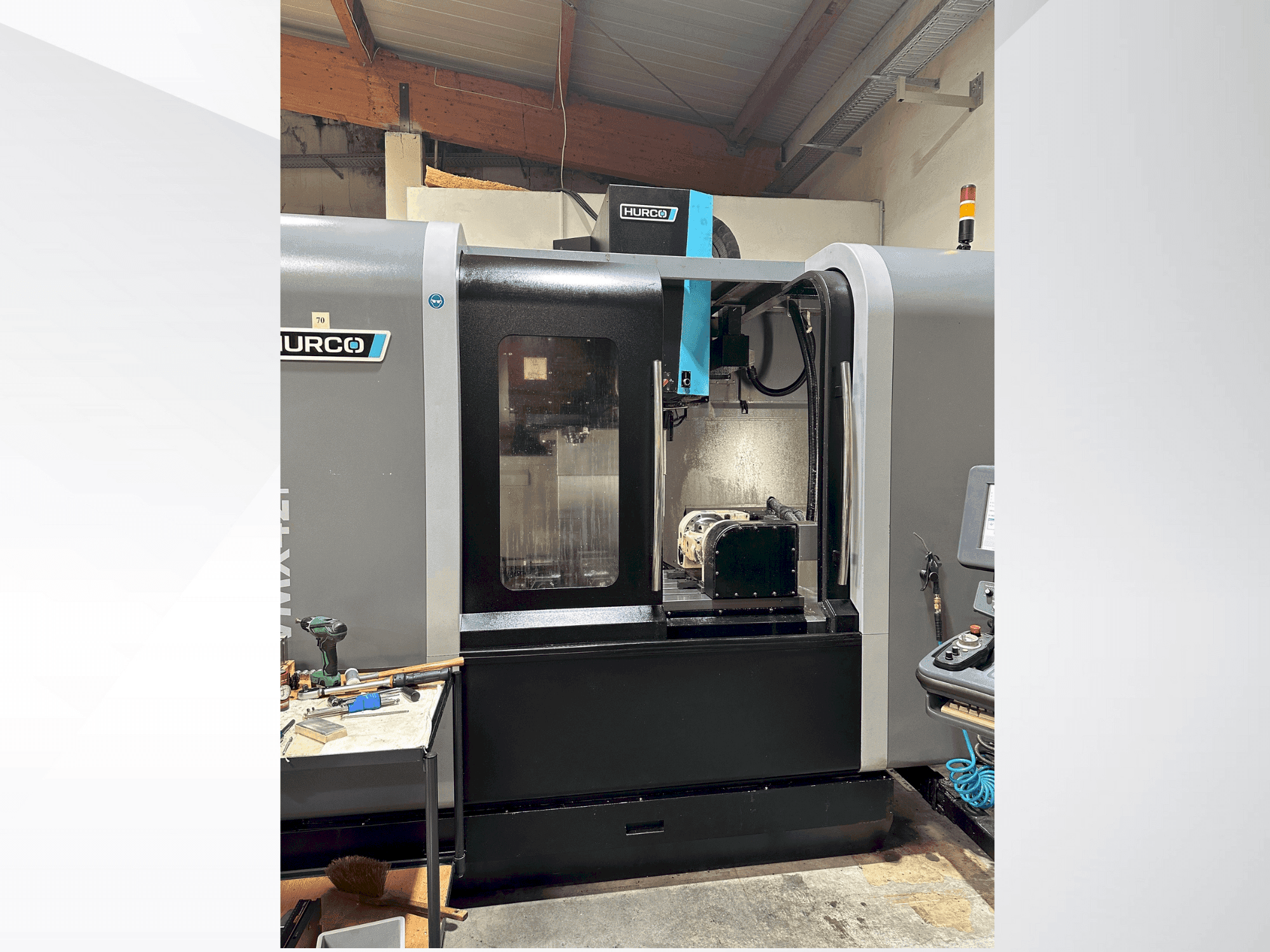 A Hurco VMX 42i gép elölnézete