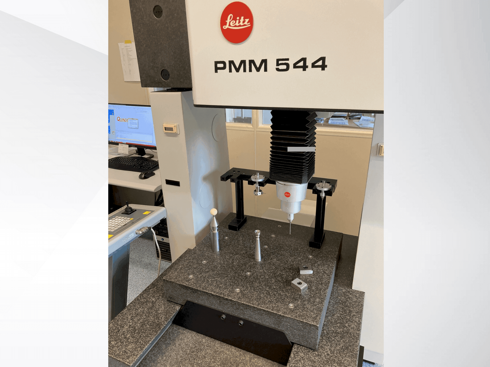 A LEITZ PMM 544 gép elölnézete
