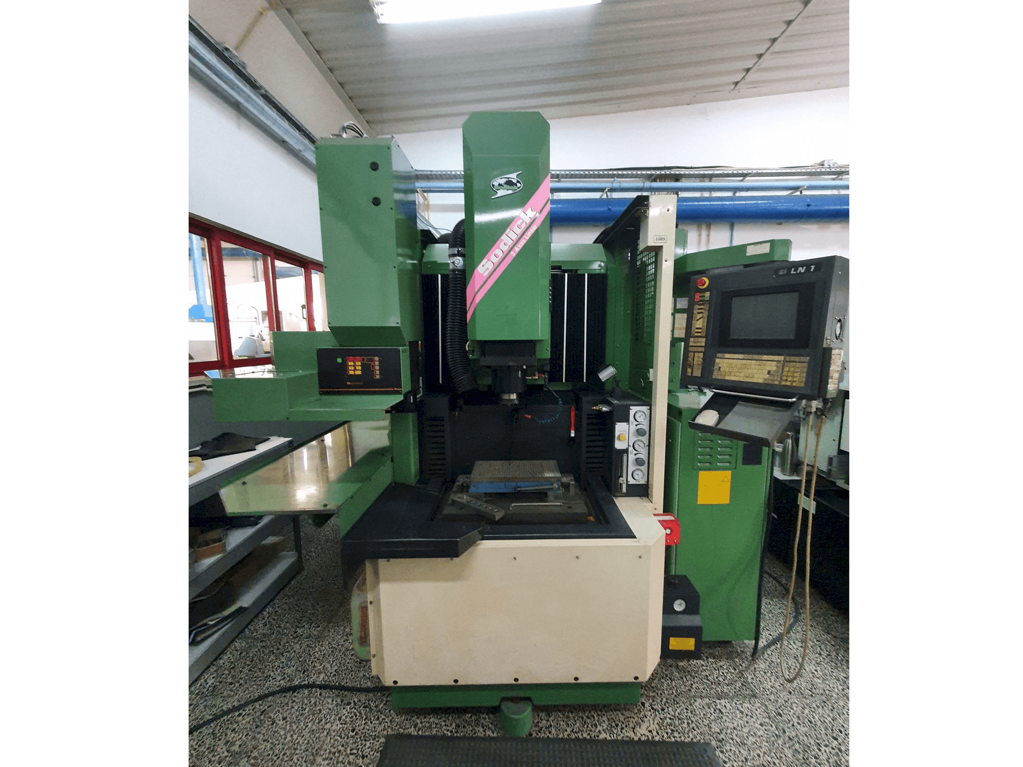 A Sodick AQ35L gép elölnézete