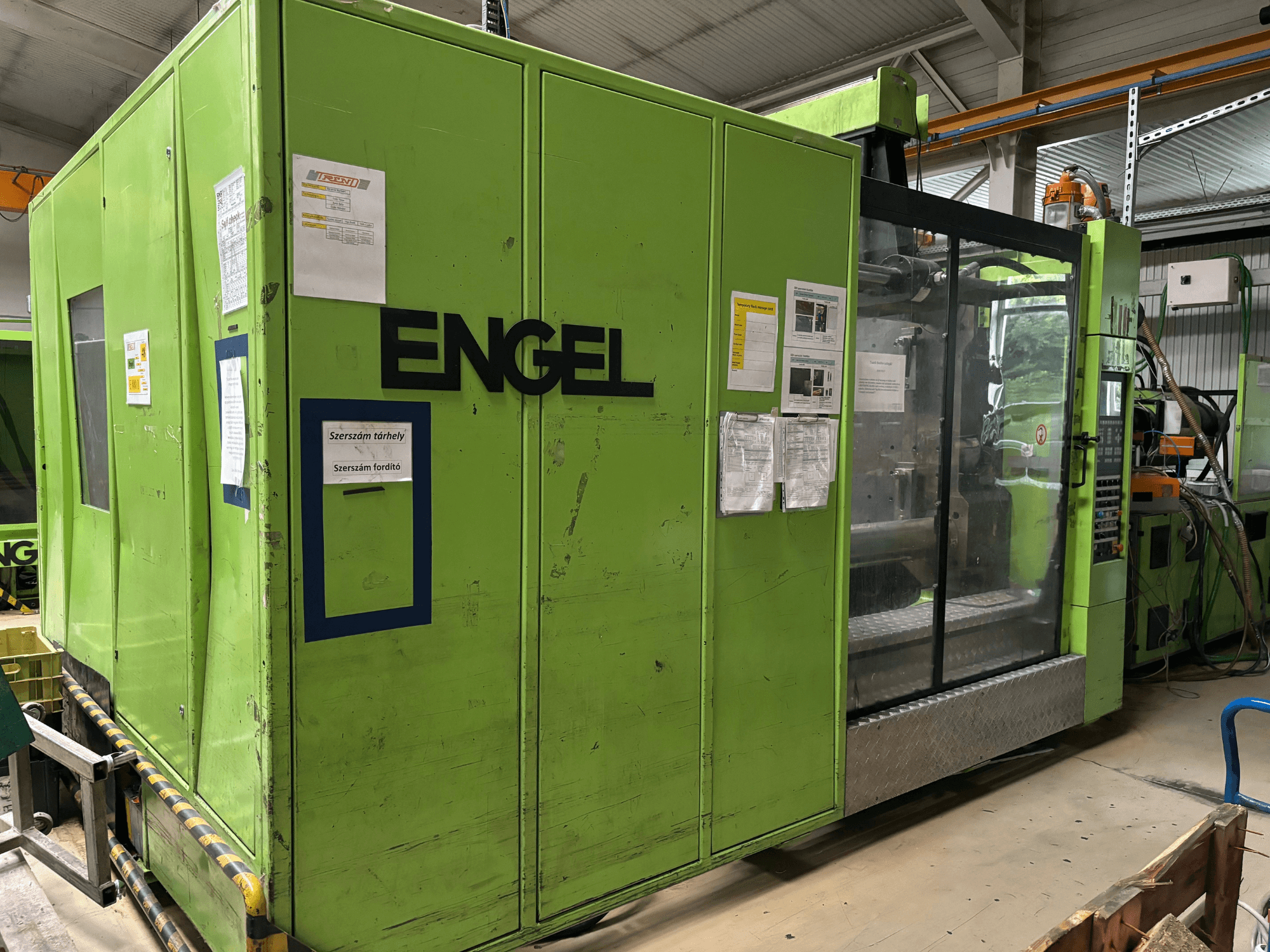 Engel DUO 5550/800 hidraulikus fröccsöntőgép, elölnézetben, zöld külsővel és átlátszó hozzáférési panellel.