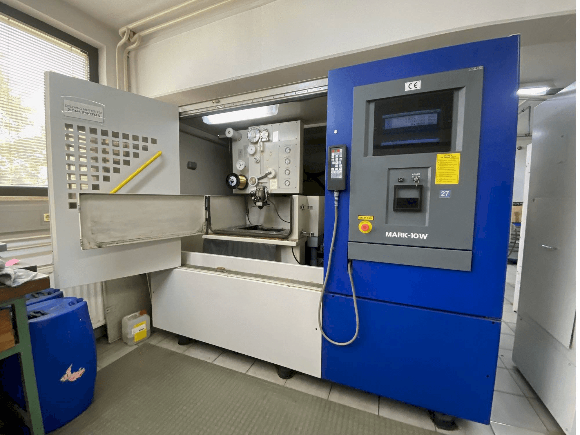 A Hitachi 254Y gép elölnézete