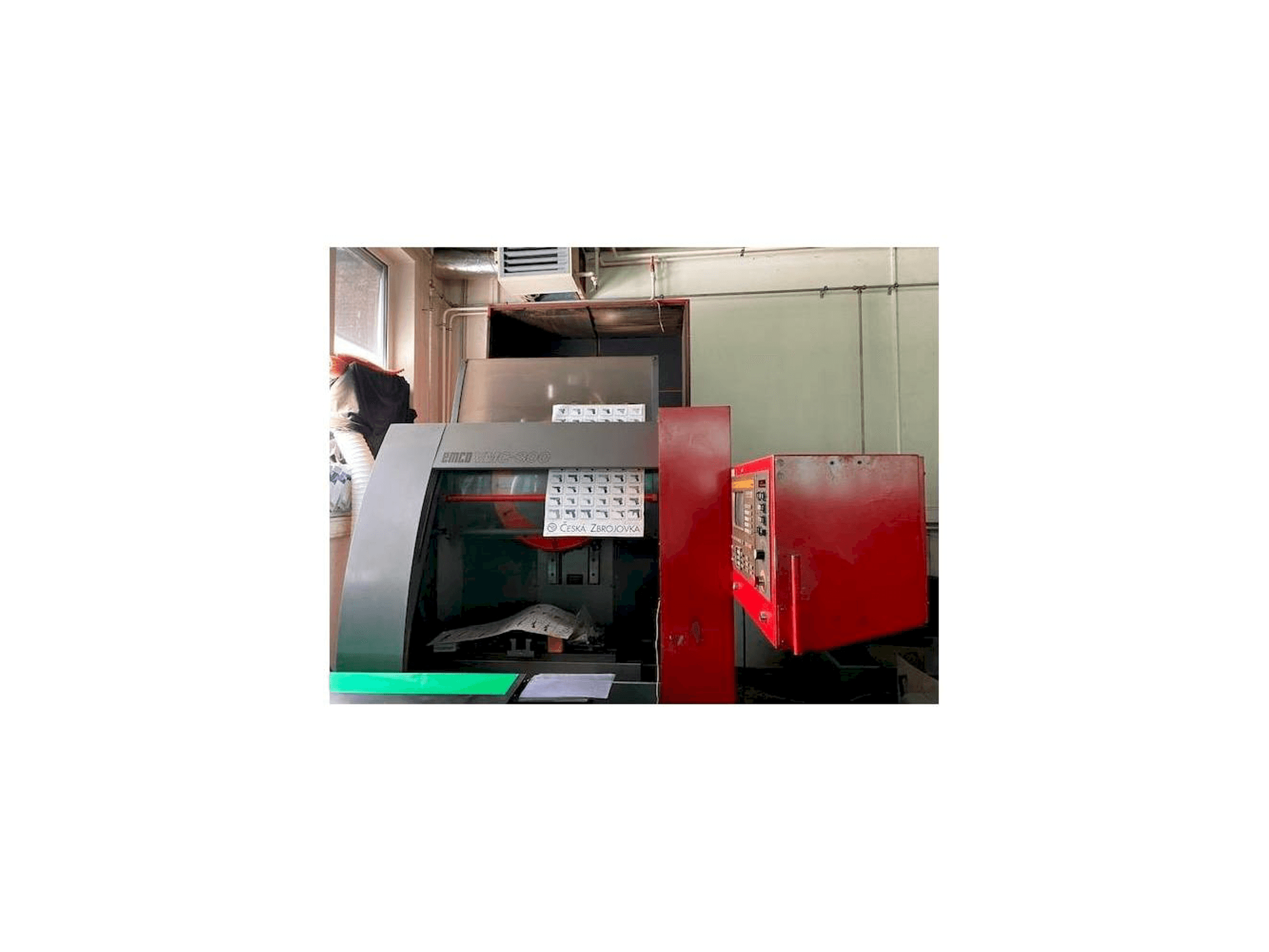 A EMCO VMC 300 gép elölnézete