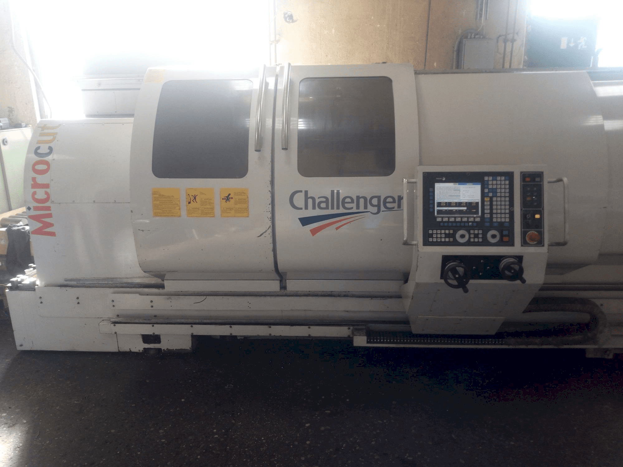 A MICROCUT BNC 2280 gép elölnézete