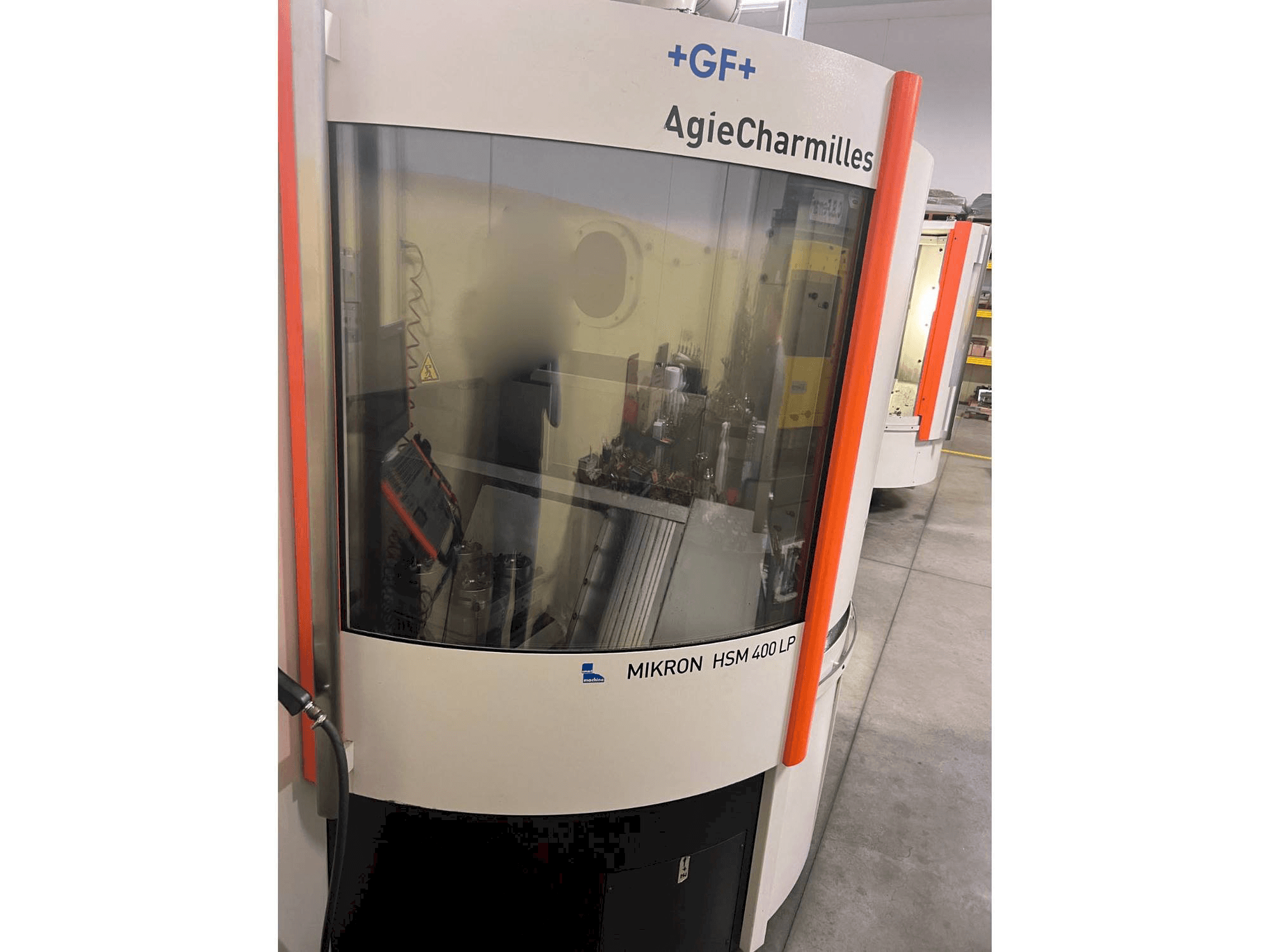 A AgieCharmilles MIKRON HSM 400 LP gép elölnézete