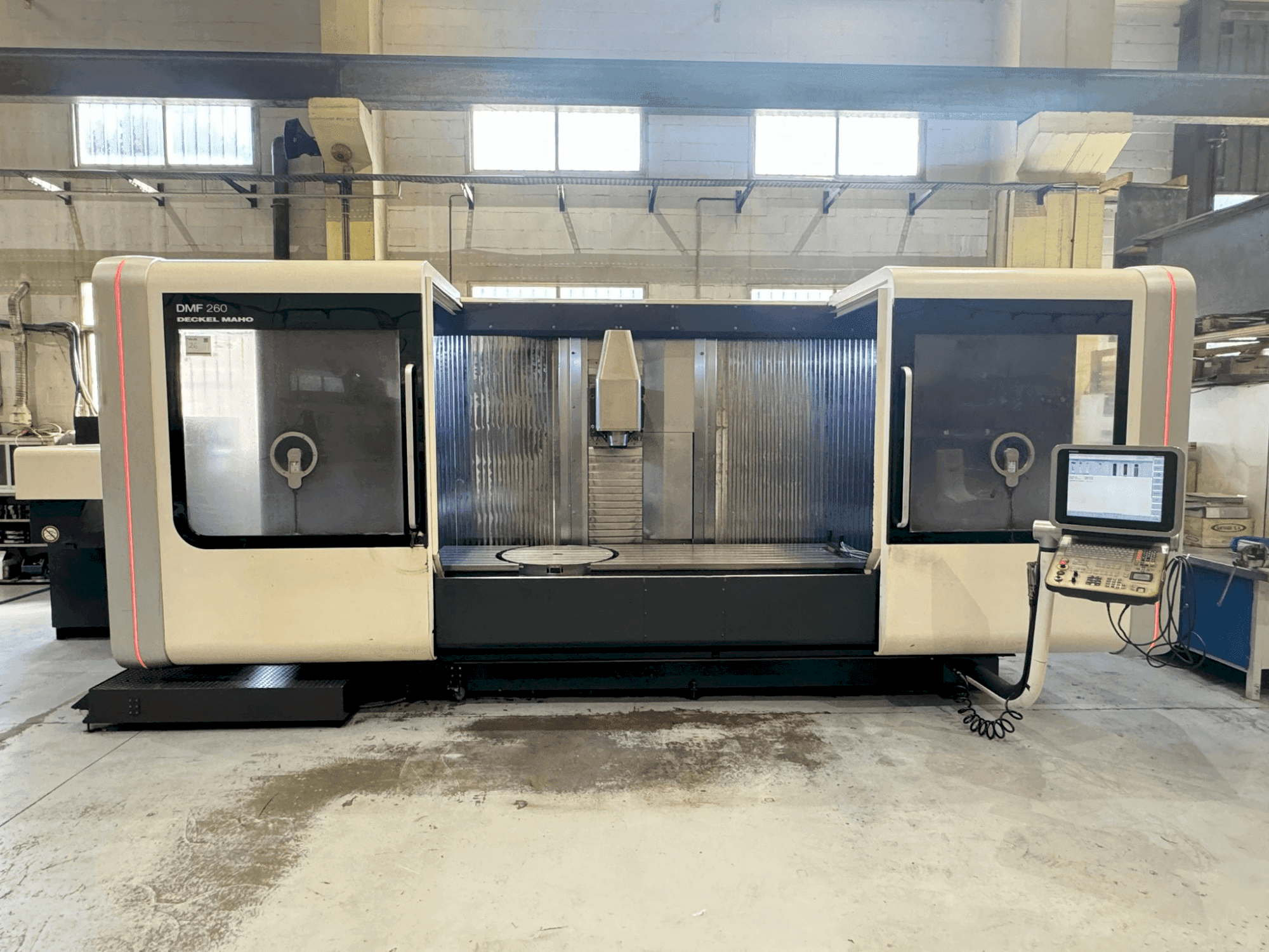 A DMG MORI DMF 260/7 gép elölnézete