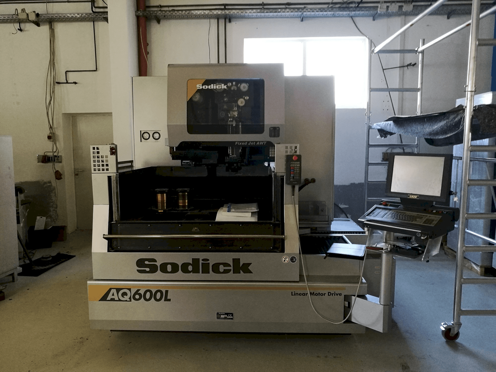 A Sodick AQ600L gép elölnézete
