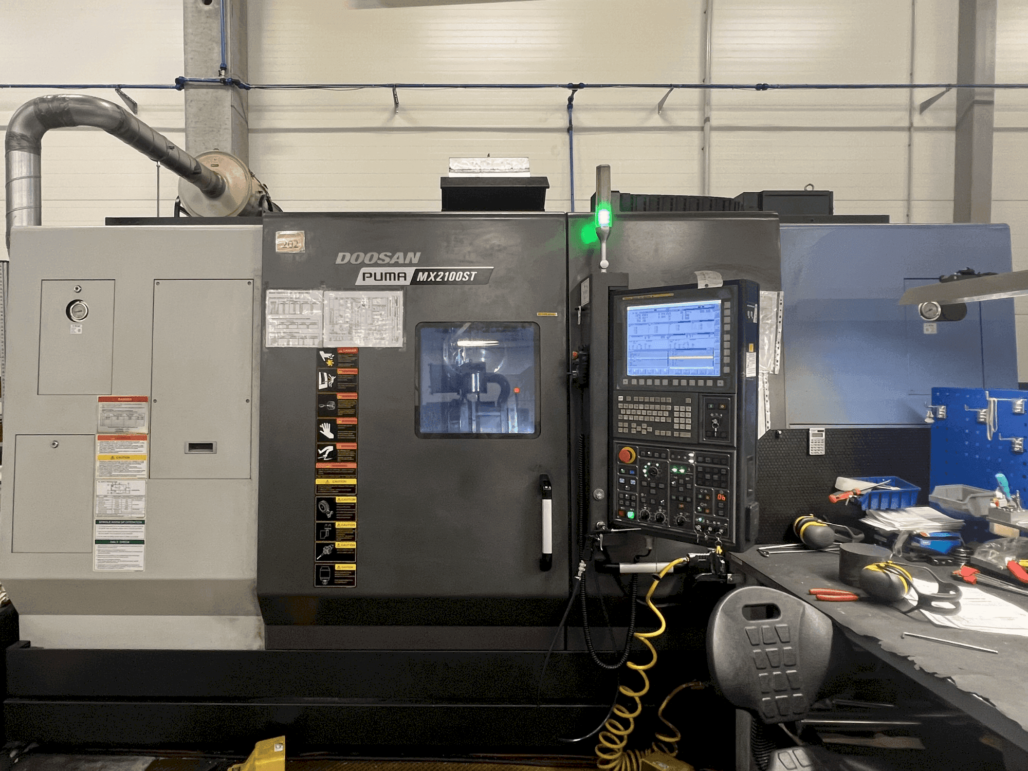 A DOOSAN MX2100ST gép elölnézete