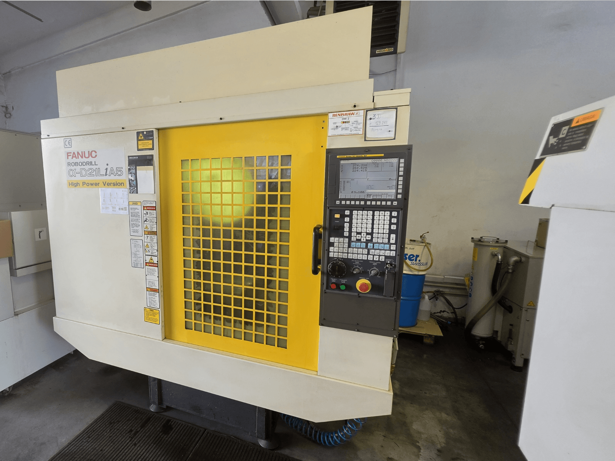 FANUC ROBODRILL alpha-D21LiA5 függőleges megmunkáló központ, elölnézet, sárga biztonsági ajtóval és vezérlőpanellel.