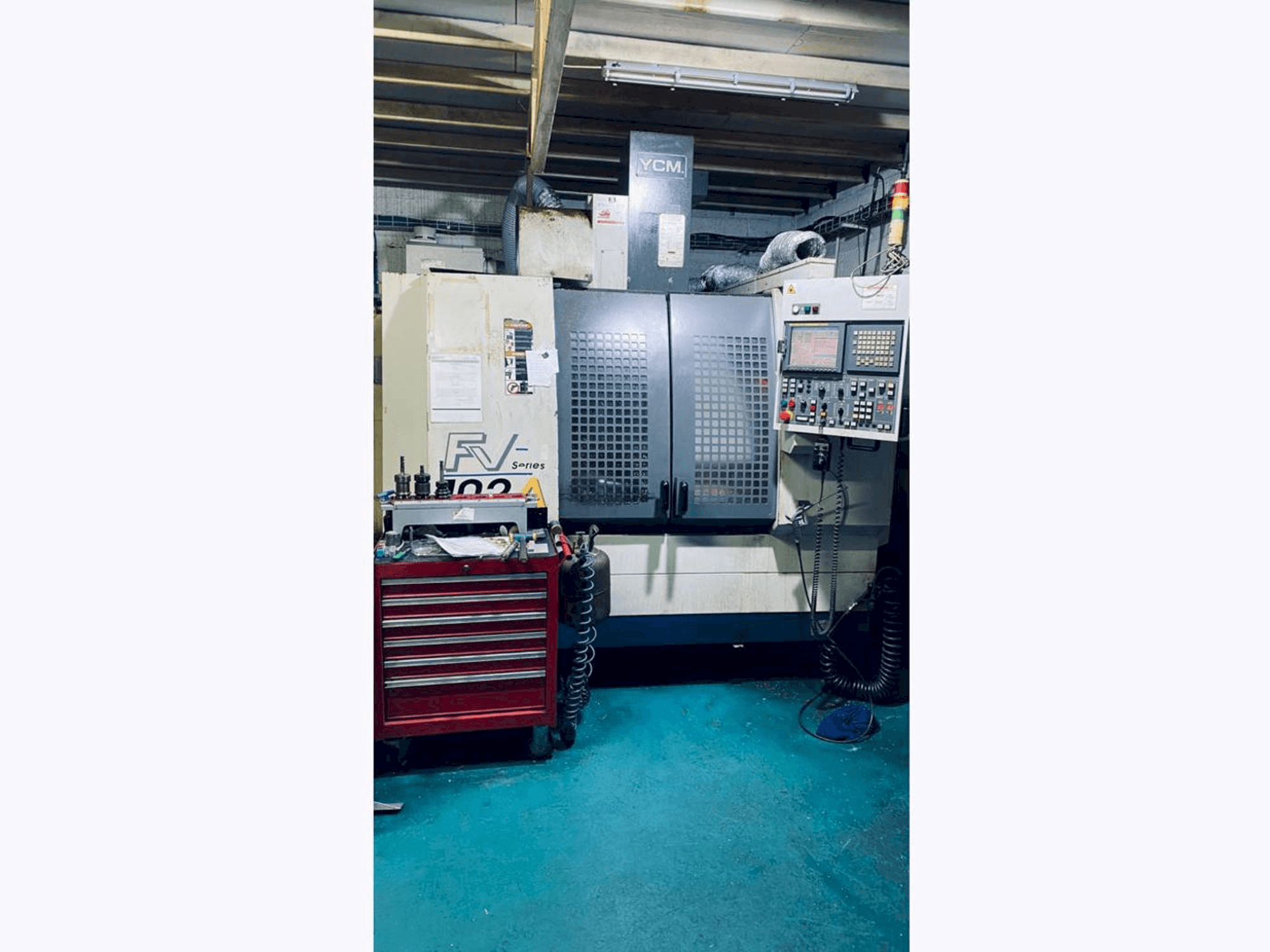 A YCM FV102A gép elölnézete