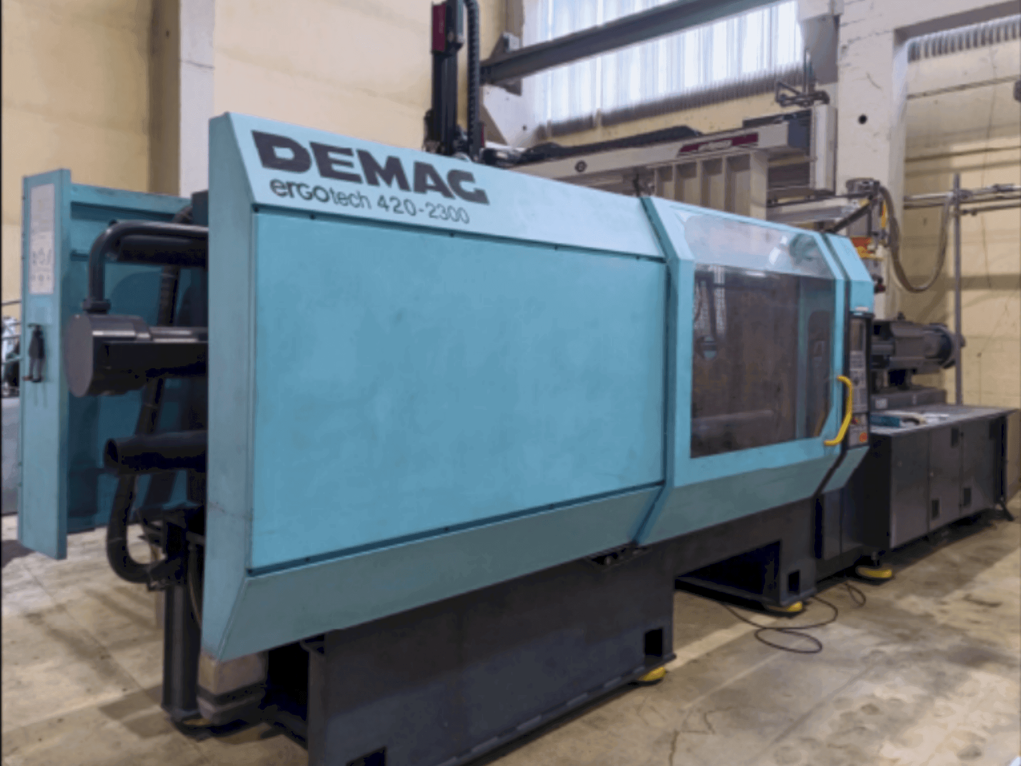 A DEMAG Ergotech 4200-2300 gép elölnézete