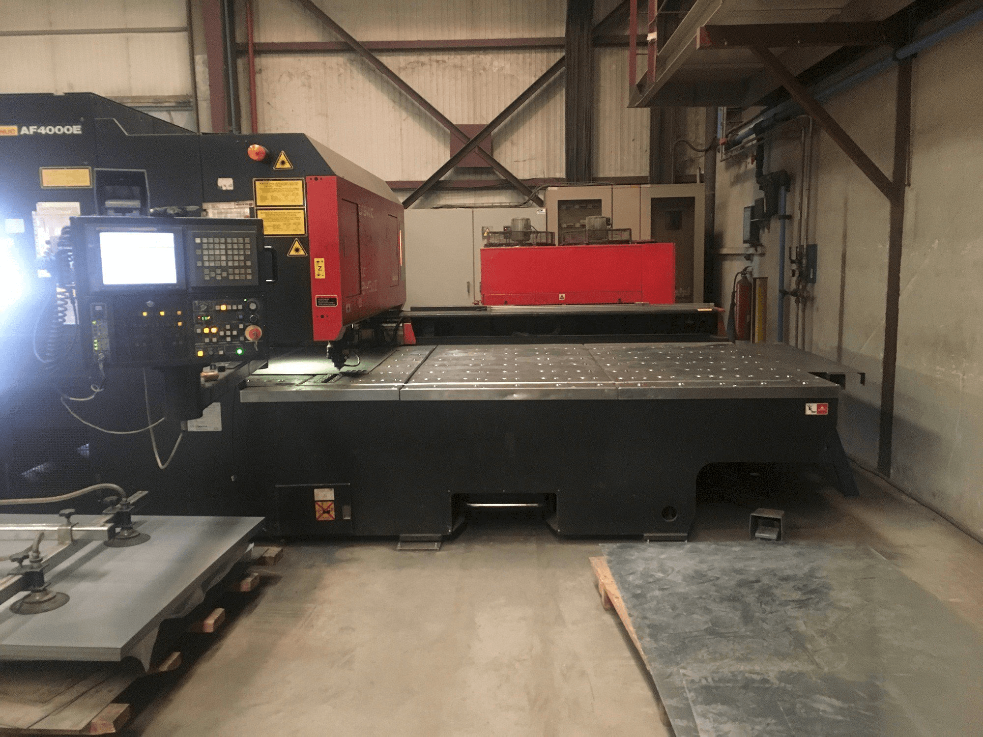 A AMADA LC 2415 A3 gép elölnézete