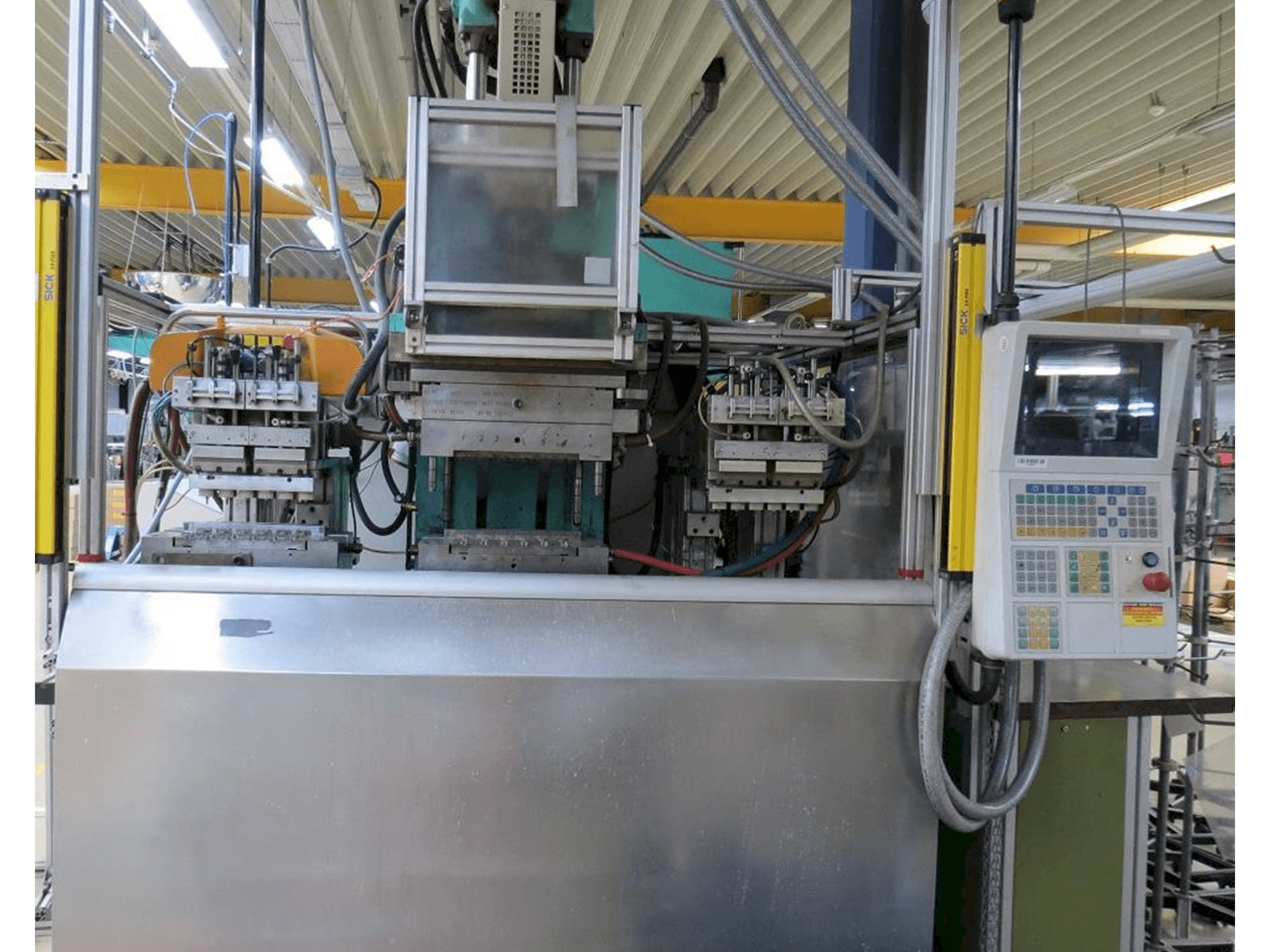 A Arburg Allrounder CENTEX 270 C 400-100 gép elölnézete