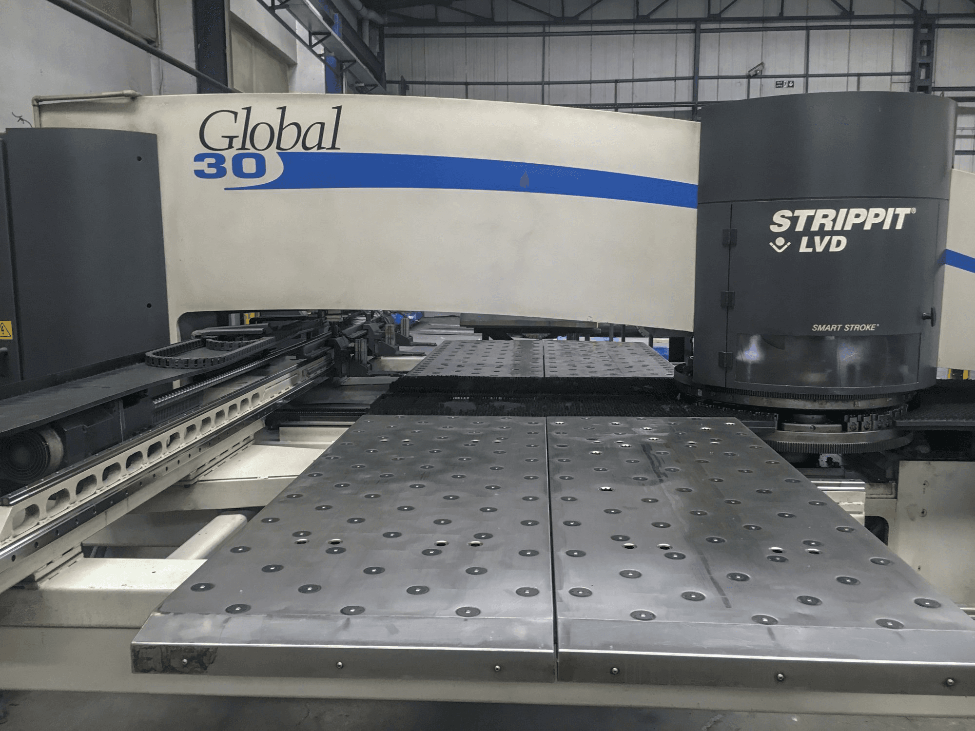 A LVD STRIPPIT Global 30 1525 gép elölnézete