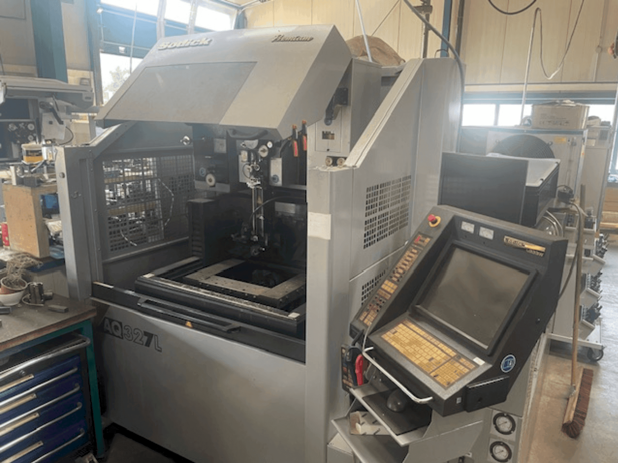 A Sodick AQ327l gép elölnézete