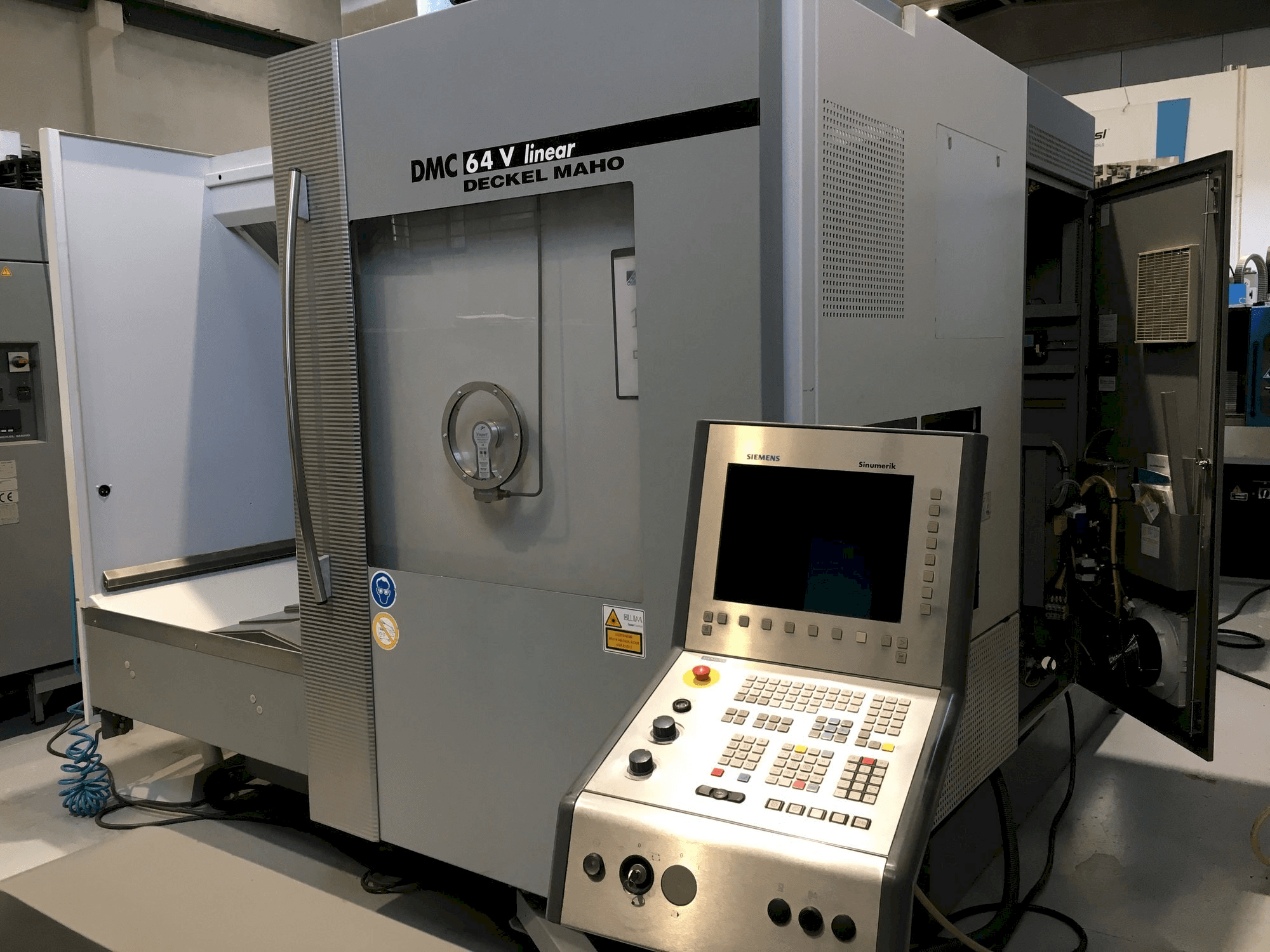 A DECKEL MAHO DMC 64V linear gép elölnézete