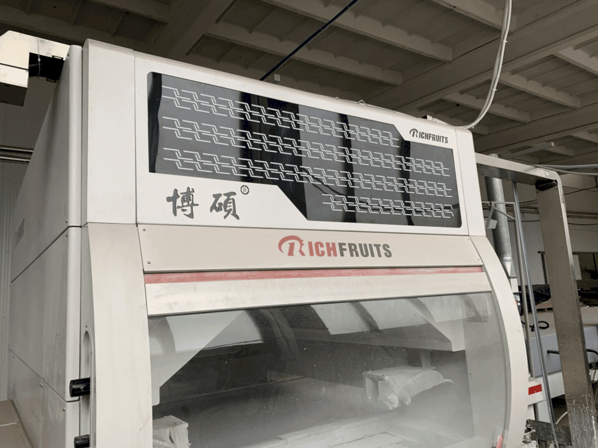 A GIARDINA RICHFRUITS / NEOMEC / KREMLIN Painting Line gép elölnézete