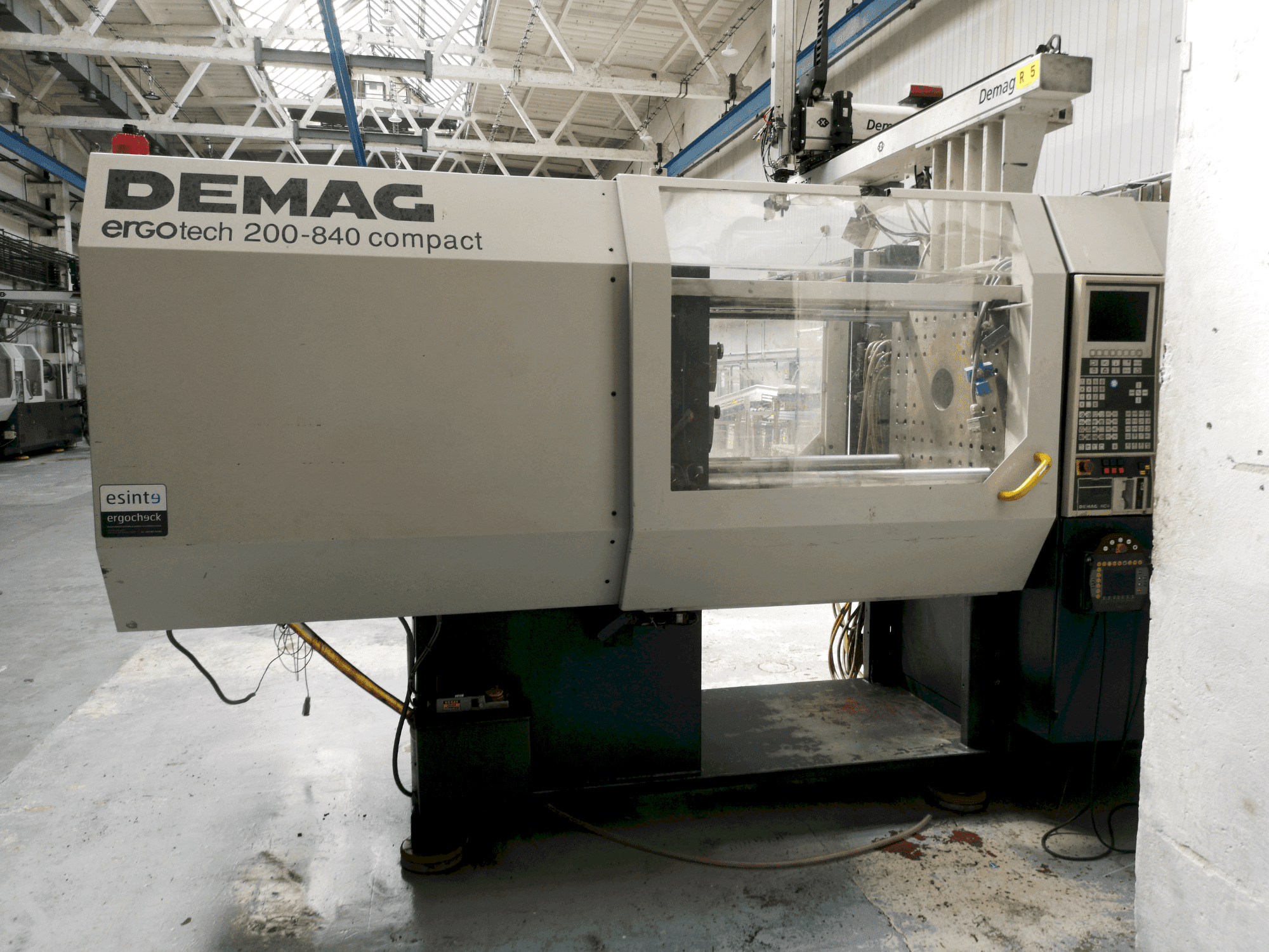 A DEMAG Ergotech 200-840 Compact gép elölnézete